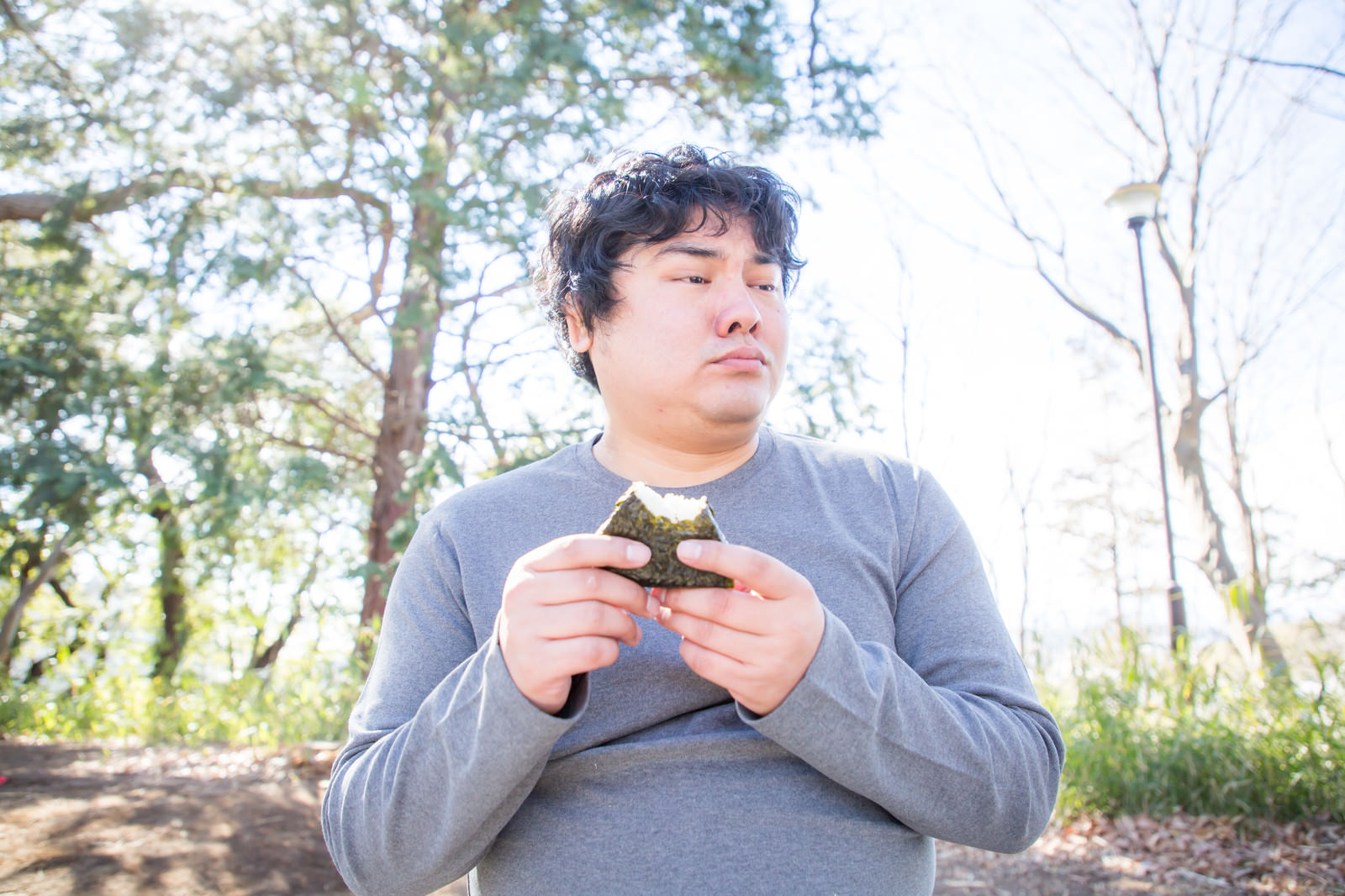 「食事中に話しかけるのやめてもらえますか」の写真［モデル：段田隼人］