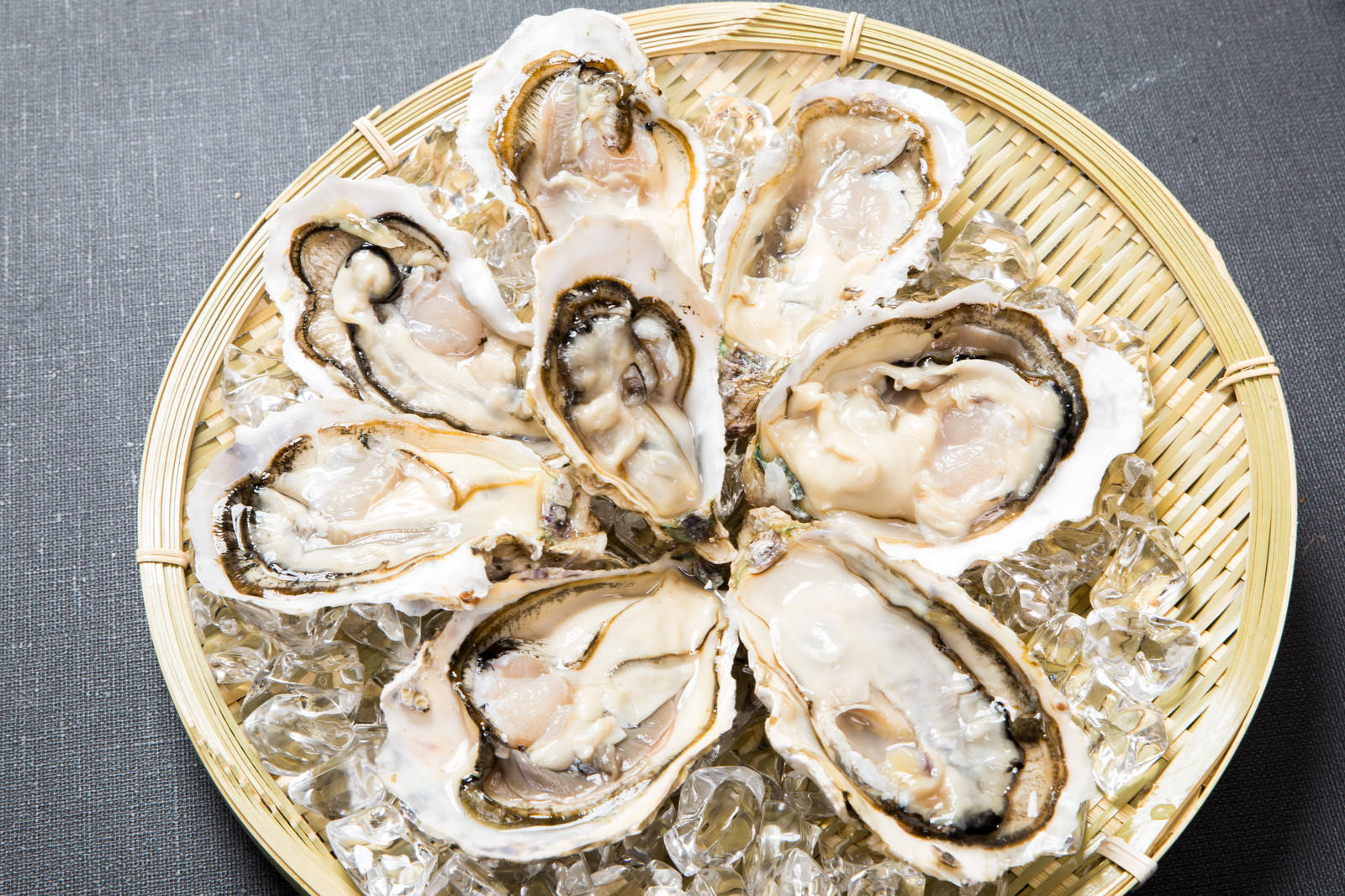 「プリッとした新鮮な生牡蠣(恵比須牡蠣) | フリー素材のぱくたそ」の写真