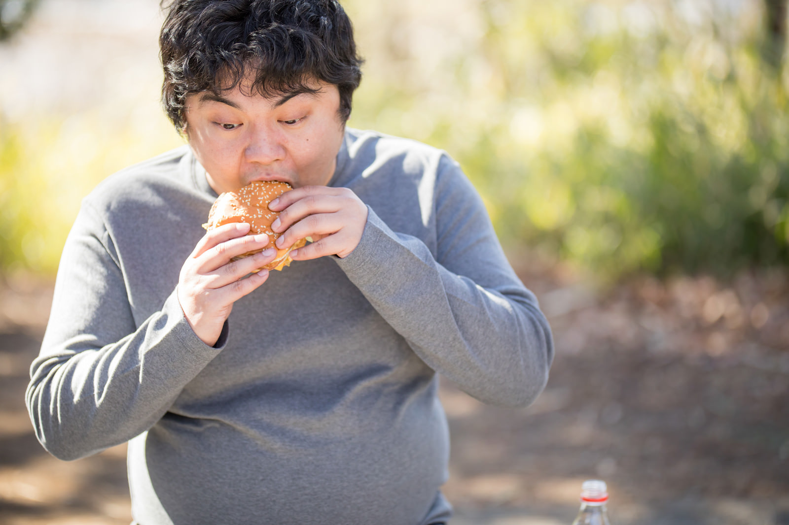 「ハフッ！！ハフッ！！ハフッ！！ハフッ！！」［モデル：段田隼人］のフリー写真素材を拡大
