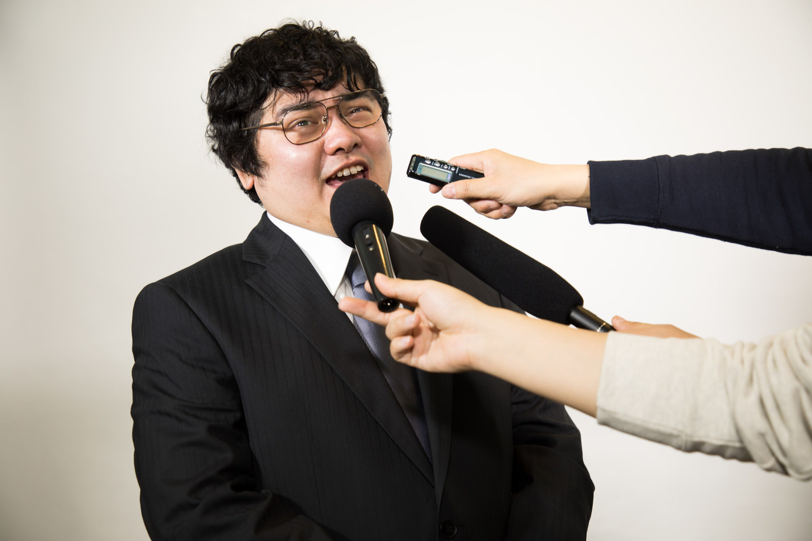 疑惑をマスコミに詰められる役員の写真素材 - ぱくたそ