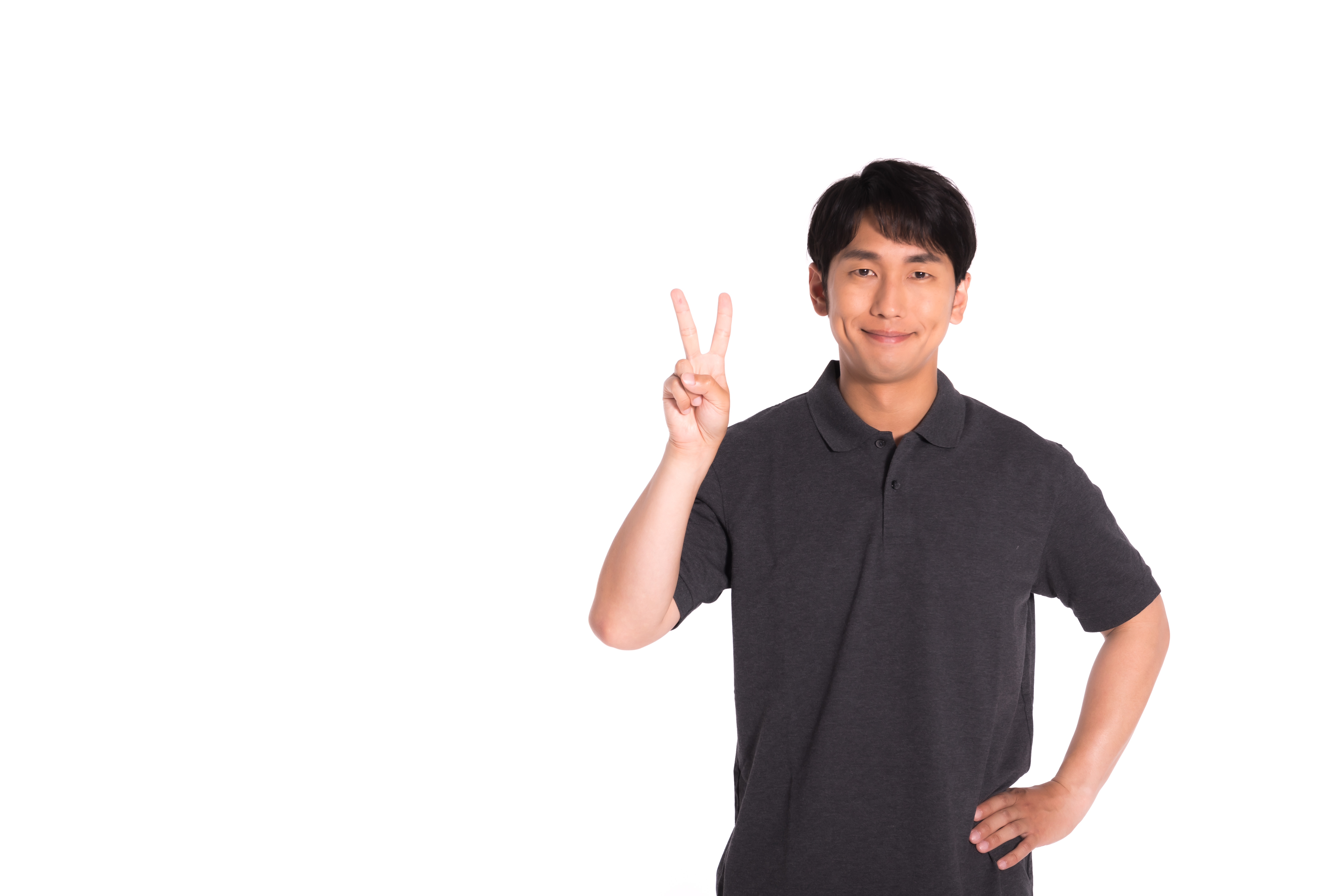 笑顔でピースサインをする男性の写真を無料ダウンロード フリー素材 ぱくたそ 笑顔でピースサインをする男性の写真を無料ダウンロード フリー素材 ぱくたそ