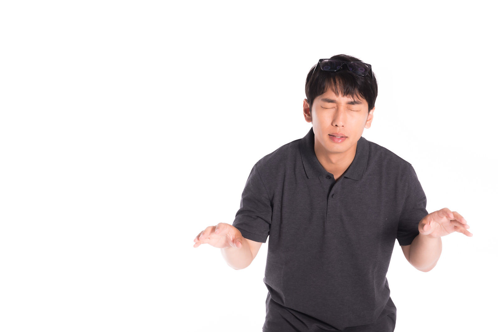 「額のメガネに気づかない男性 | フリー素材のぱくたそ」の写真［モデル：大川竜弥］