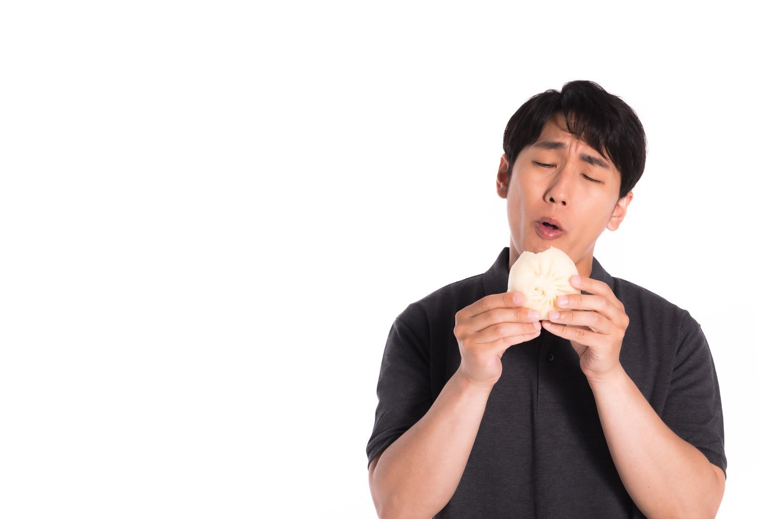 豚まんを食べる男性の写真素材 ぱくたそ
