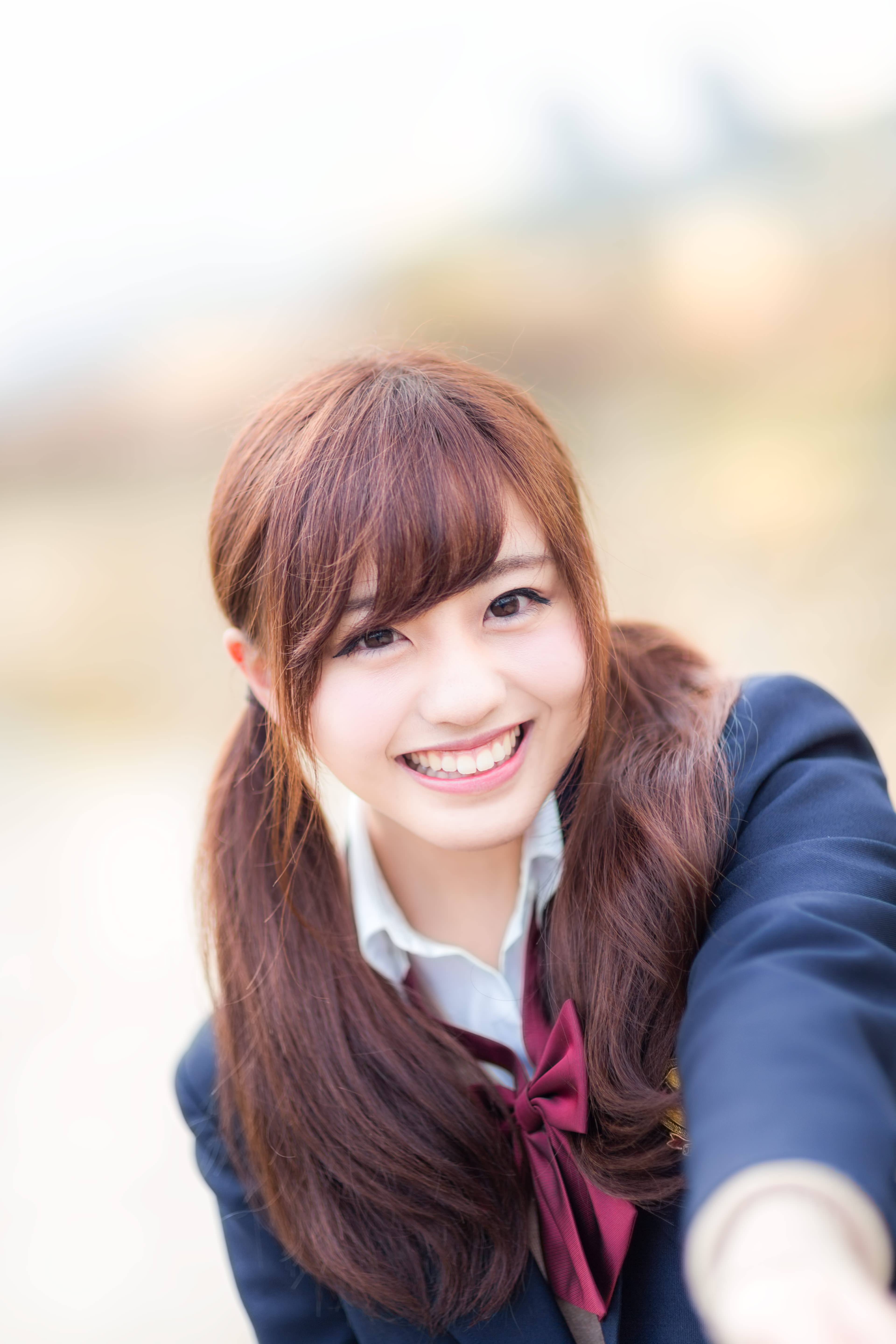 通学中に明るく声をかけてくれる幼なじみの女子高生のフリー素材 ぱくたそ