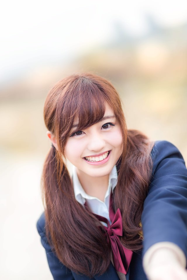 通学中に明るく声をかけてくれる幼なじみの女子高生の写真を無料ダウンロード フリー素材 ぱくたそ