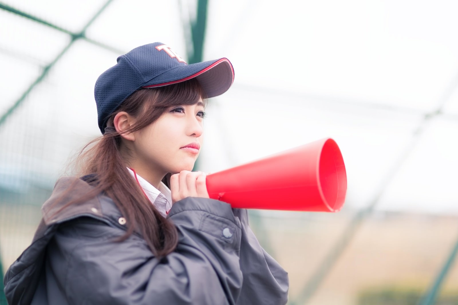 「最後まで諦めず応援する女子高生」の写真［モデル：河村友歌］