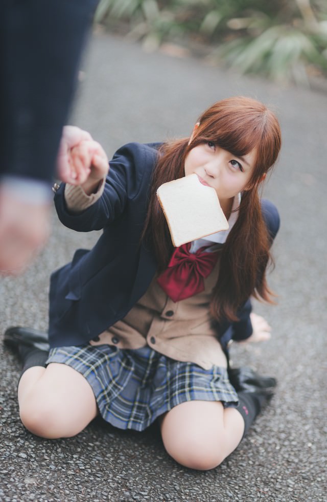 食パンを咥えた女子高生とぶつかるレアなケースの写真を無料ダウンロード フリー素材 ぱくたそ 食パンを咥えた女子高生とぶつかるレアなケースの写真を無料ダウンロード フリー素材 ぱくたそ
