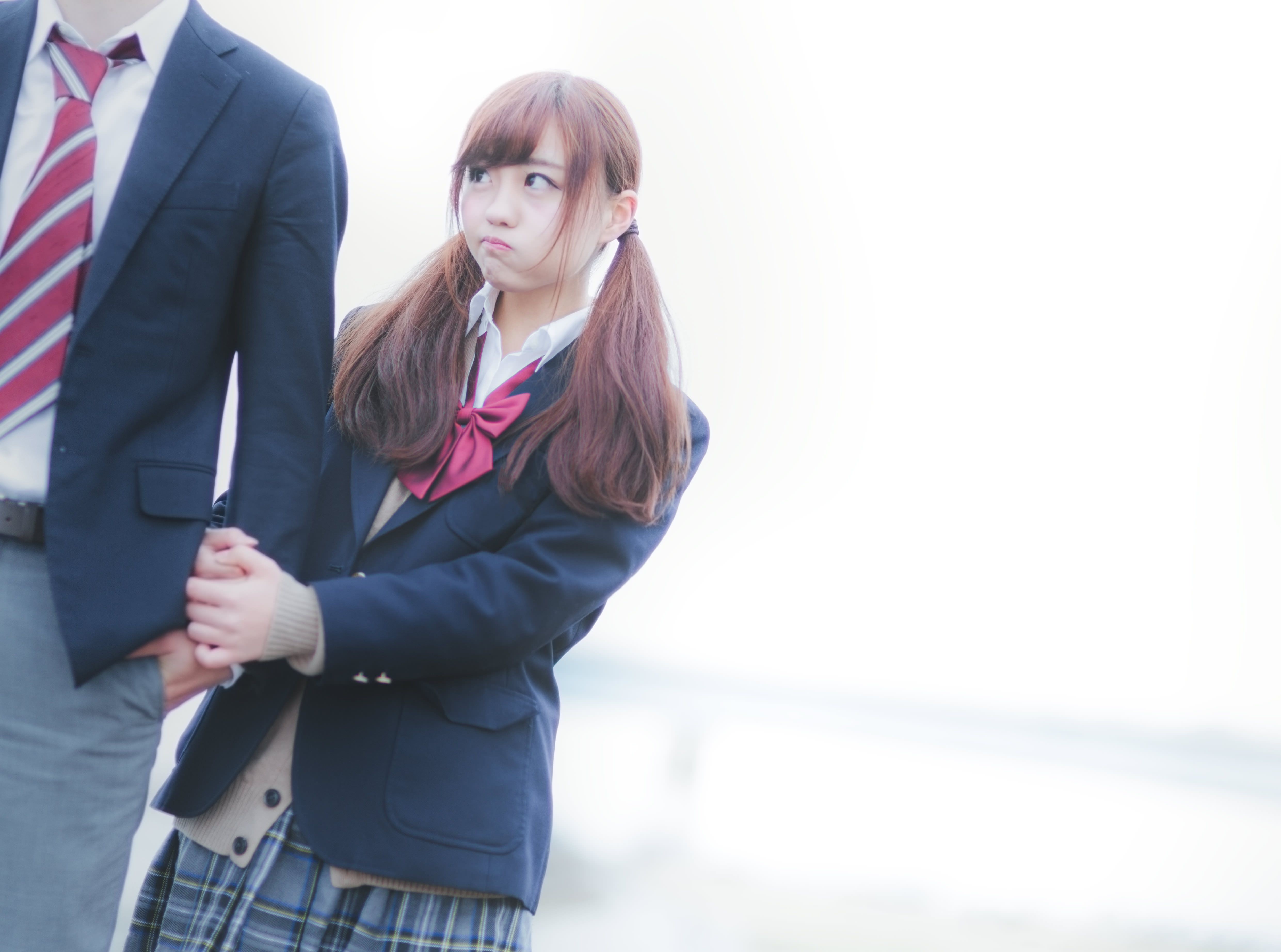 記念日を忘れていた彼氏にムッとする彼女の無料の写真素材 フリー素材 をダウンロード ぱくたそ