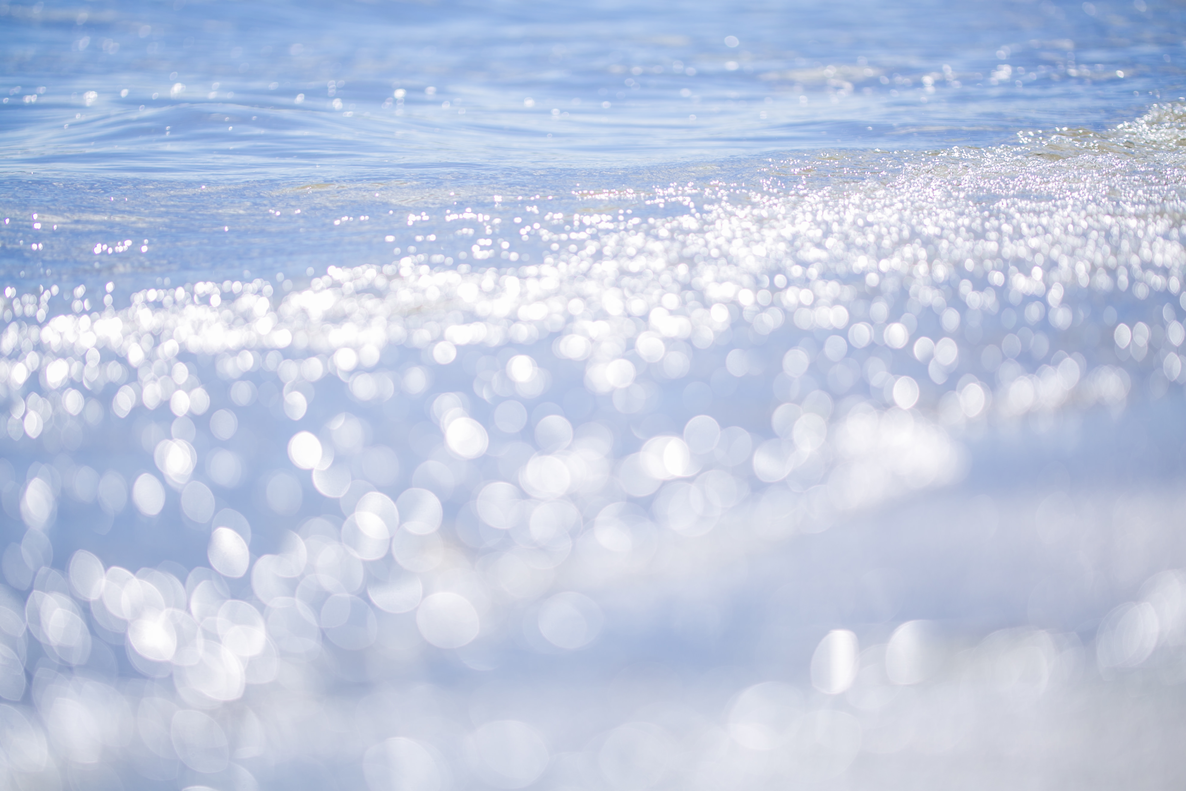 海面が太陽光でキラキラ フリー素材のぱくたそ