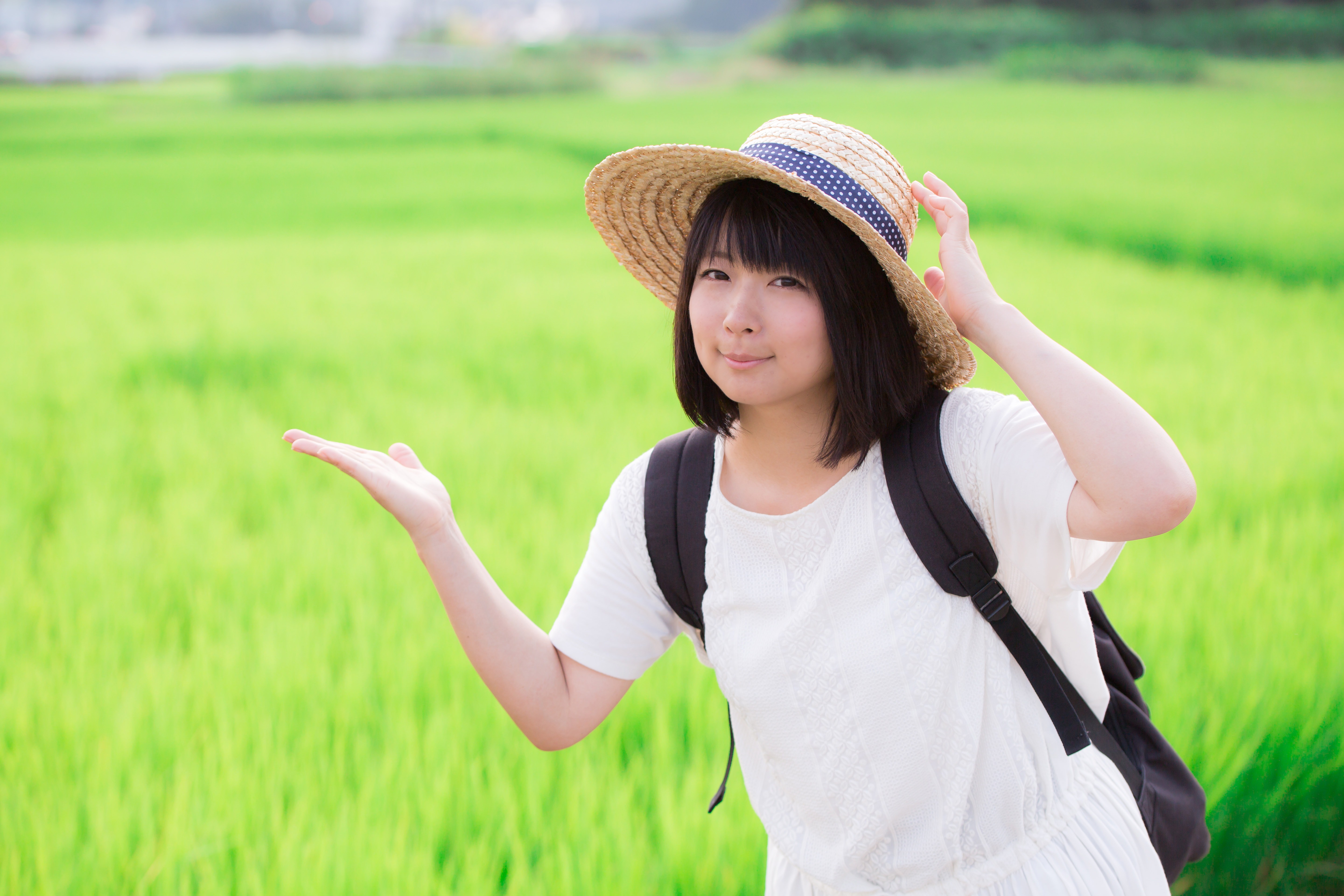 田舎の田んぼと麦わら女子の写真を無料ダウンロード フリー素材 ぱくたそ