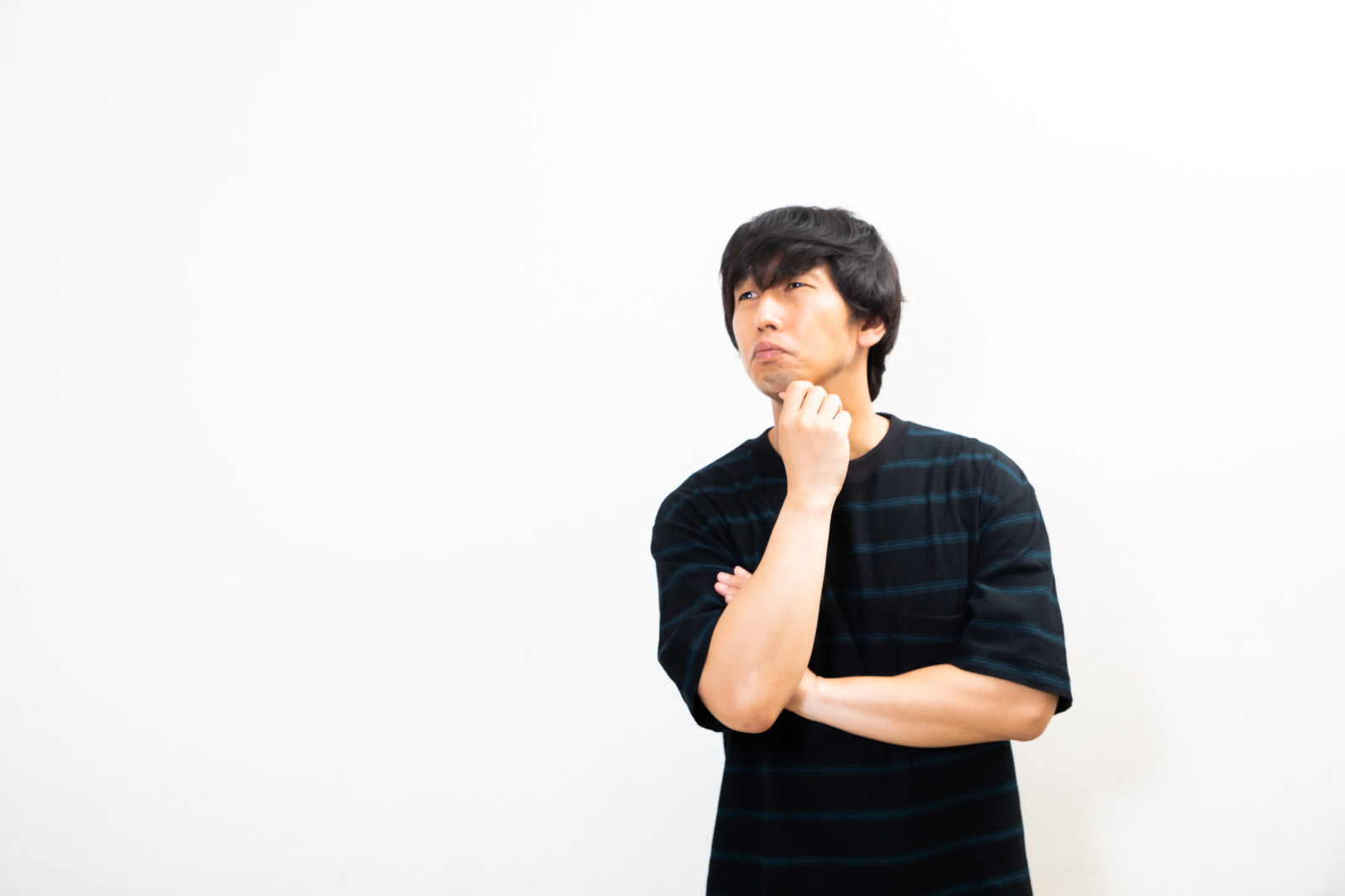 遠い目をして後悔する男性の写真素材 ぱくたそ 遠い目をして後悔する男性の写真素材 ぱくたそ