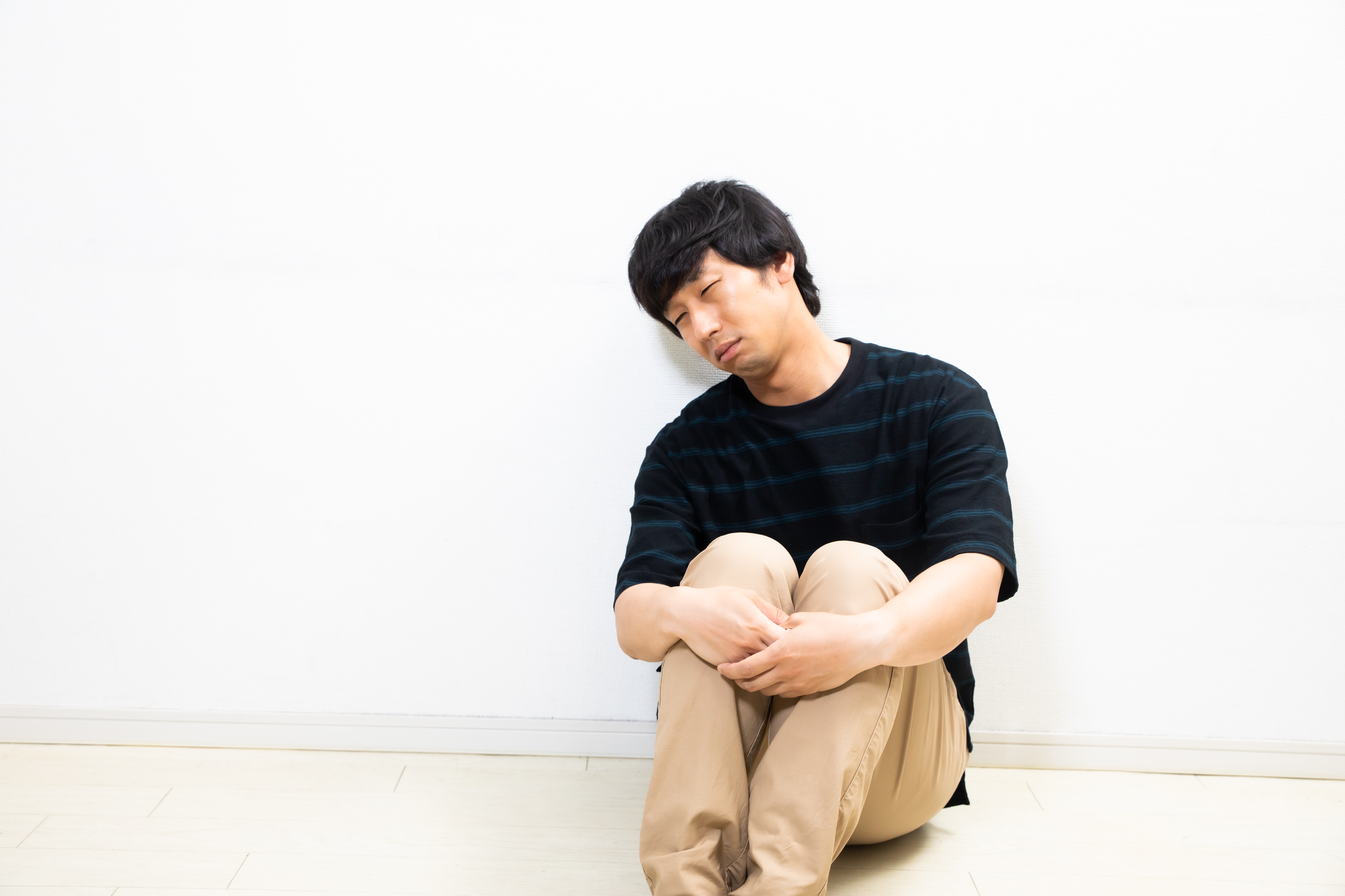 膝を抱えて不貞腐れる男性の写真 画像 を無料ダウンロード フリー素材のぱくたそ 膝を抱えて不貞腐れる男性の写真 画像 を無料ダウンロード フリー素材のぱくたそ