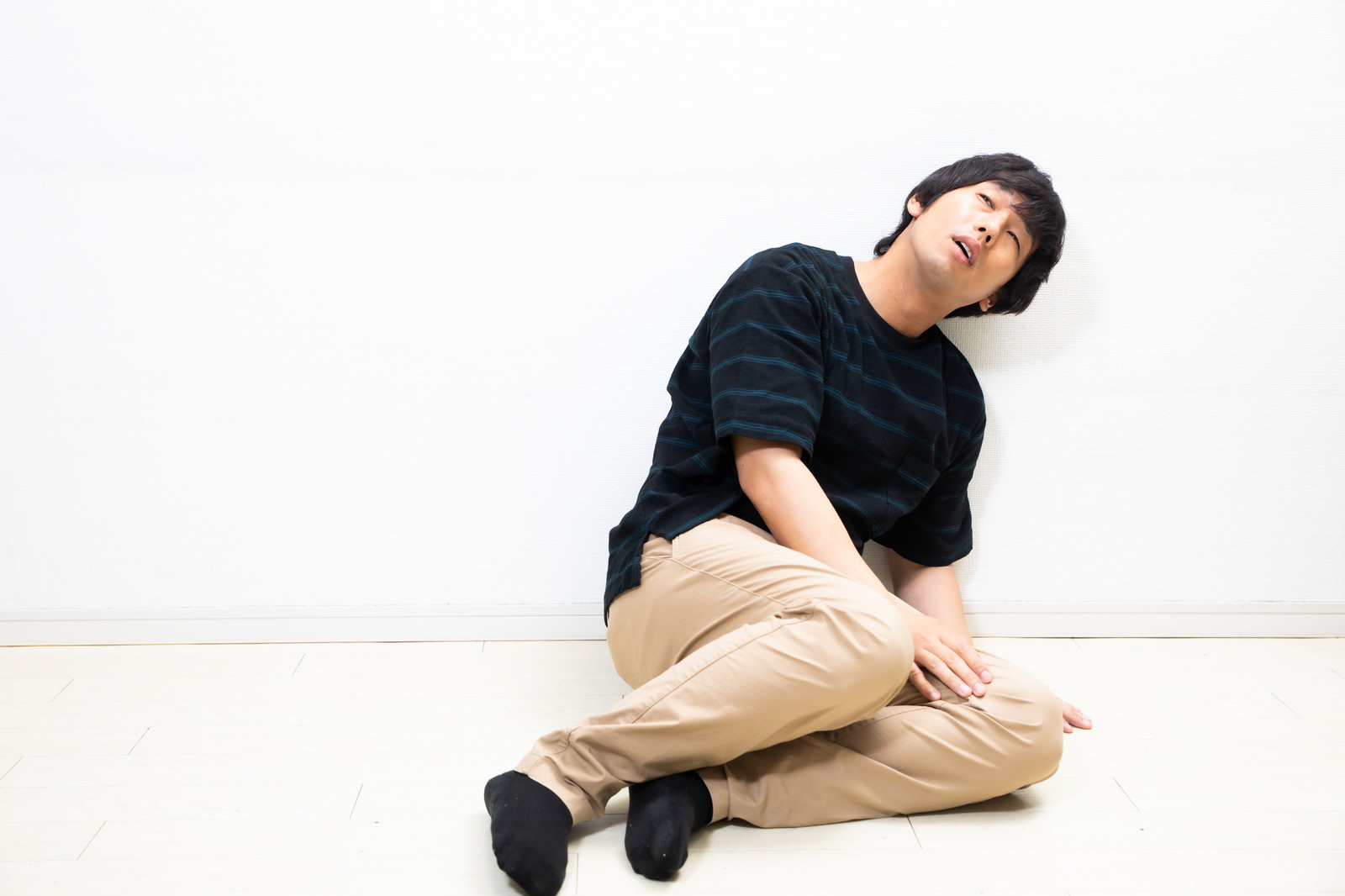 腰を落とし天を仰ぐ男性の写真を無料ダウンロード フリー素材 ぱくたそ