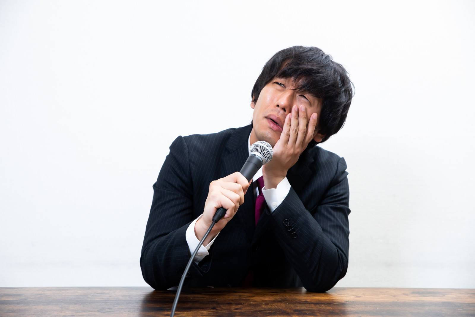 記者会見中に涙する男性の写真 画像 を無料ダウンロード フリー素材のぱくたそ 記者会見中に涙する男性の写真 画像 を無料ダウンロード フリー素材のぱくたそ