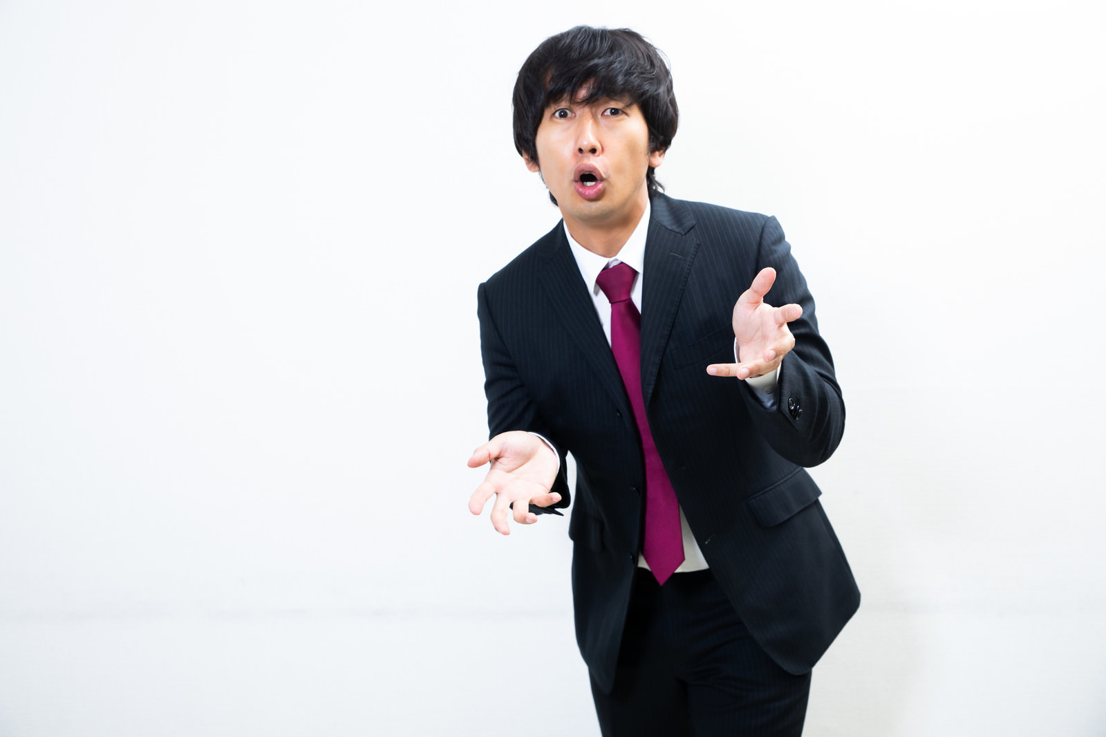 「煽り立ててくる会社員 | フリー素材のぱくたそ」の写真［モデル：大川竜弥］