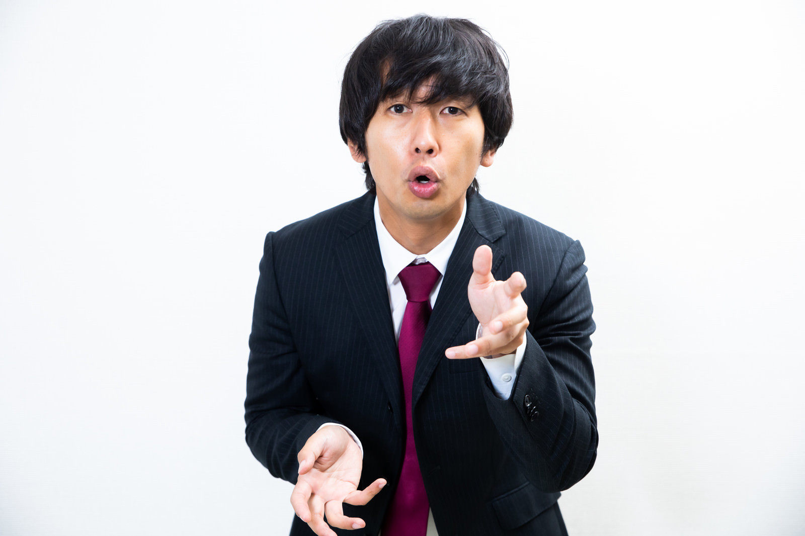 煽ってくる営業マンの写真素材 ぱくたそ