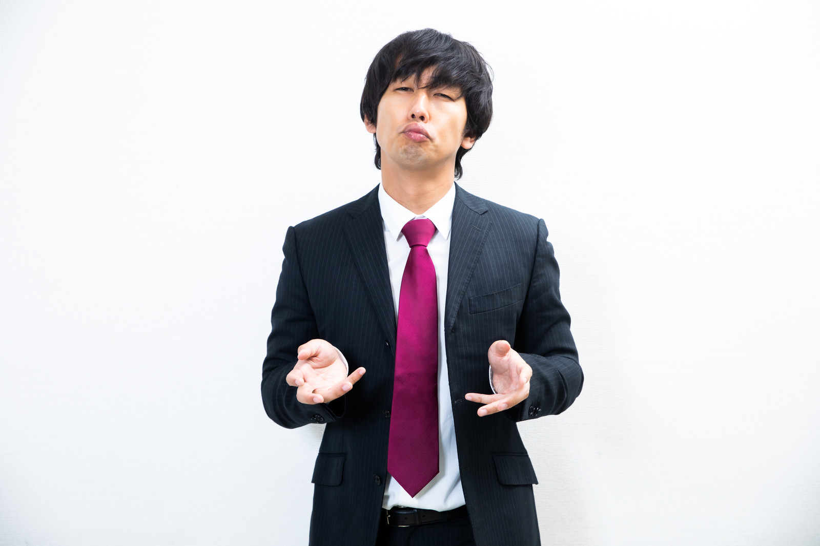 「やる気のない会見 | フリー素材のぱくたそ」の写真［モデル：大川竜弥］