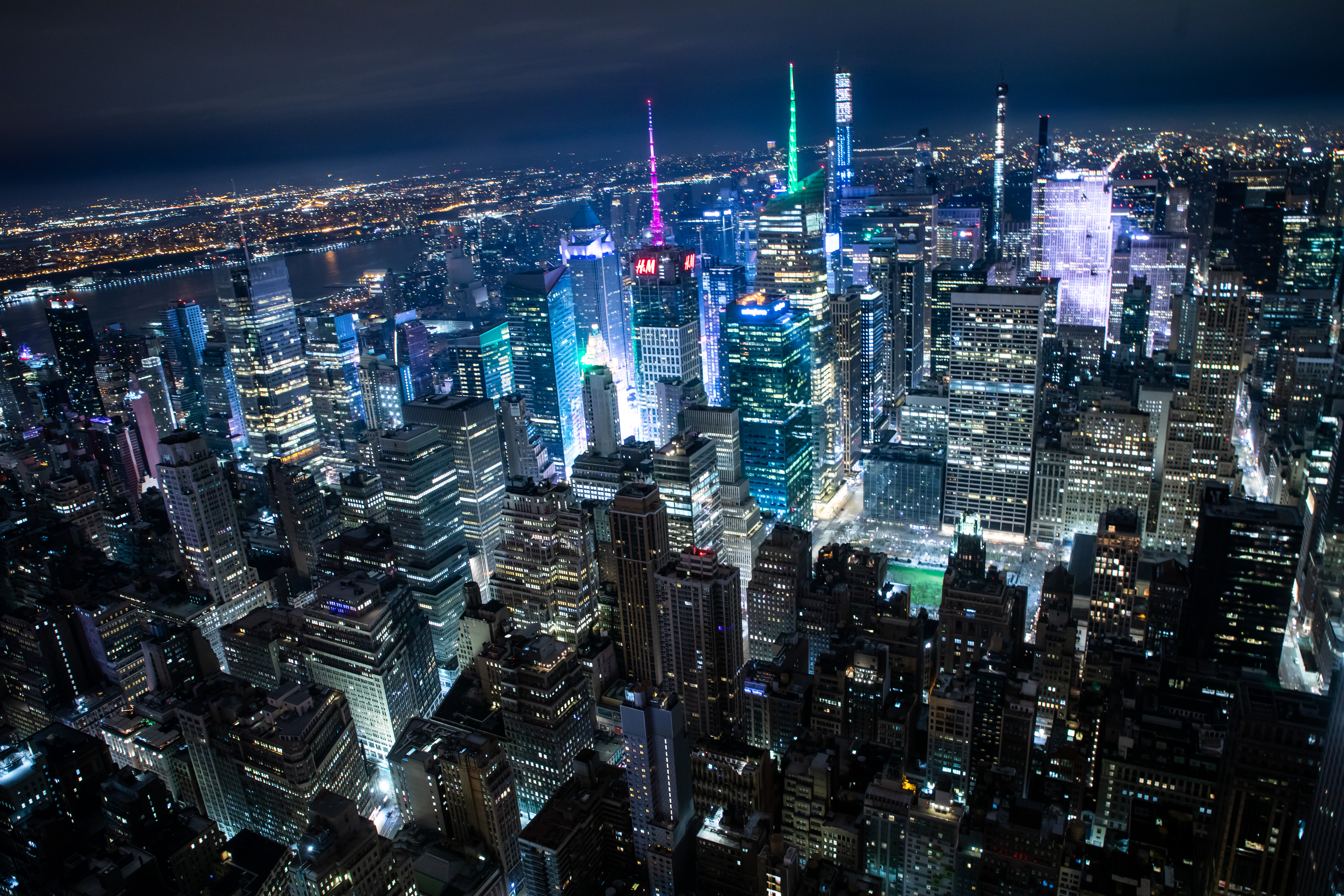 ニューヨークに聳え立つビル群の夜景の写真素材 ぱくたそ