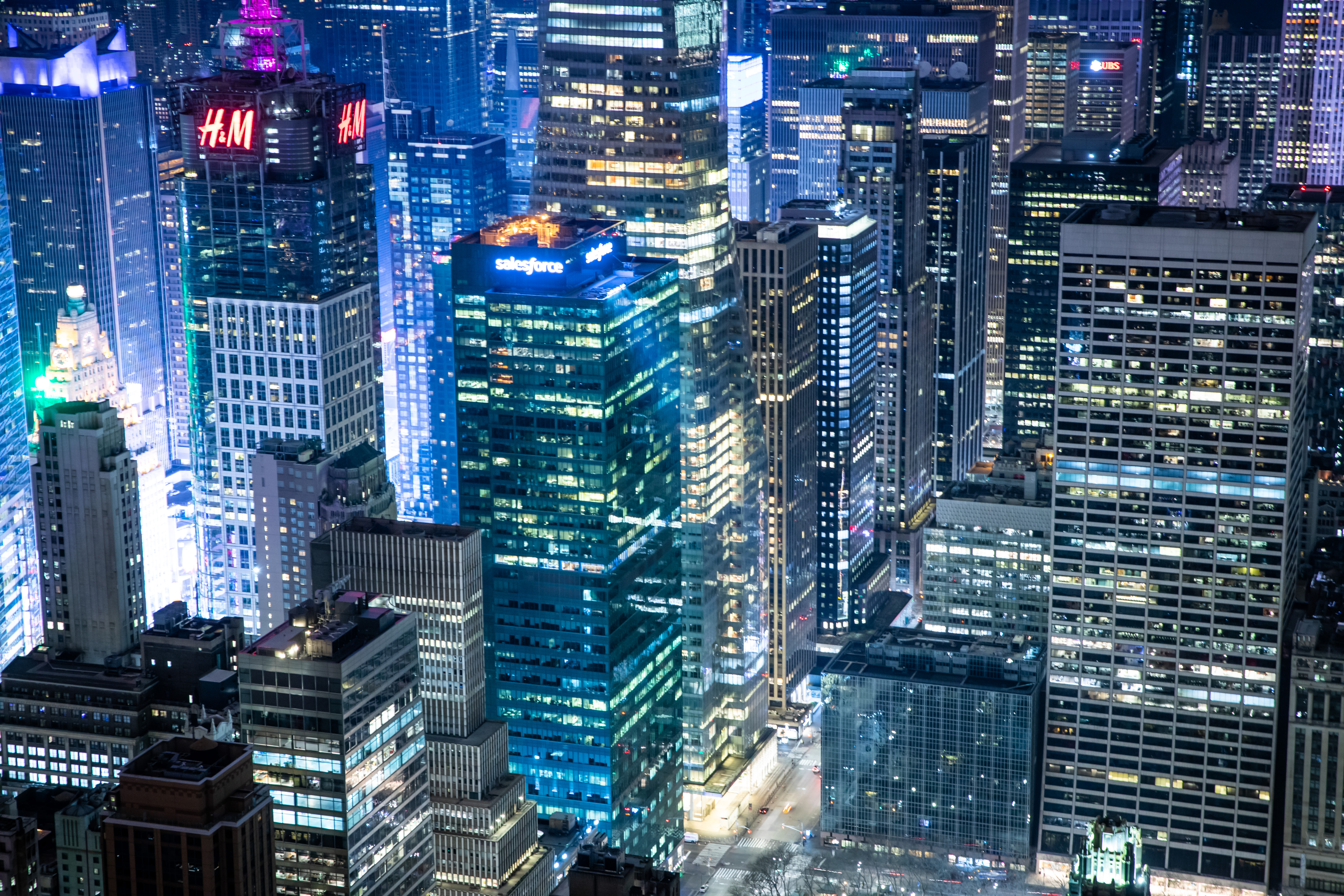 カラフルに彩るニューヨークの夜景の写真素材 ぱくたそ