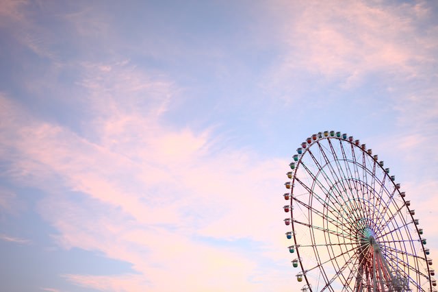 夕焼け空と観覧車の写真素材 ぱくたそ