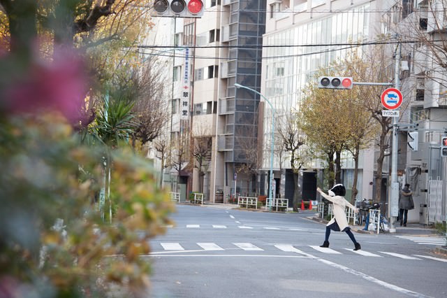 横断歩道を元気よく歩く牛人間