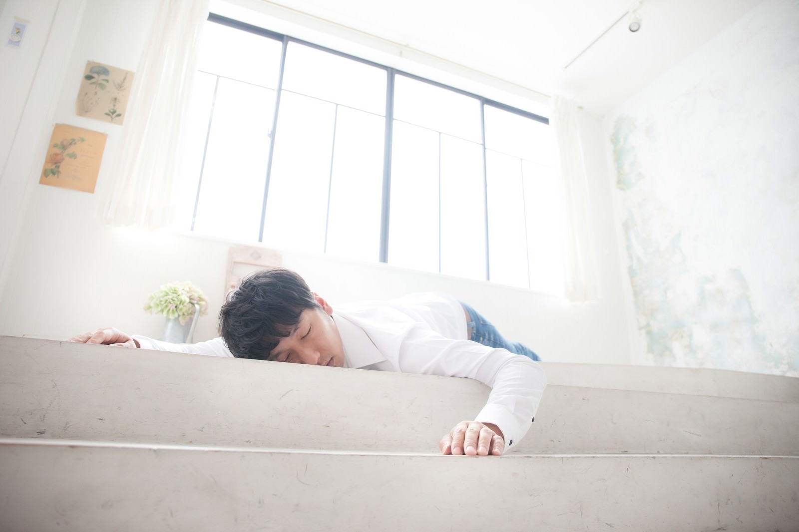 「自宅についた安心感で安らかに眠るデザイナー | フリー素材のぱくたそ」の写真［モデル：大川竜弥］