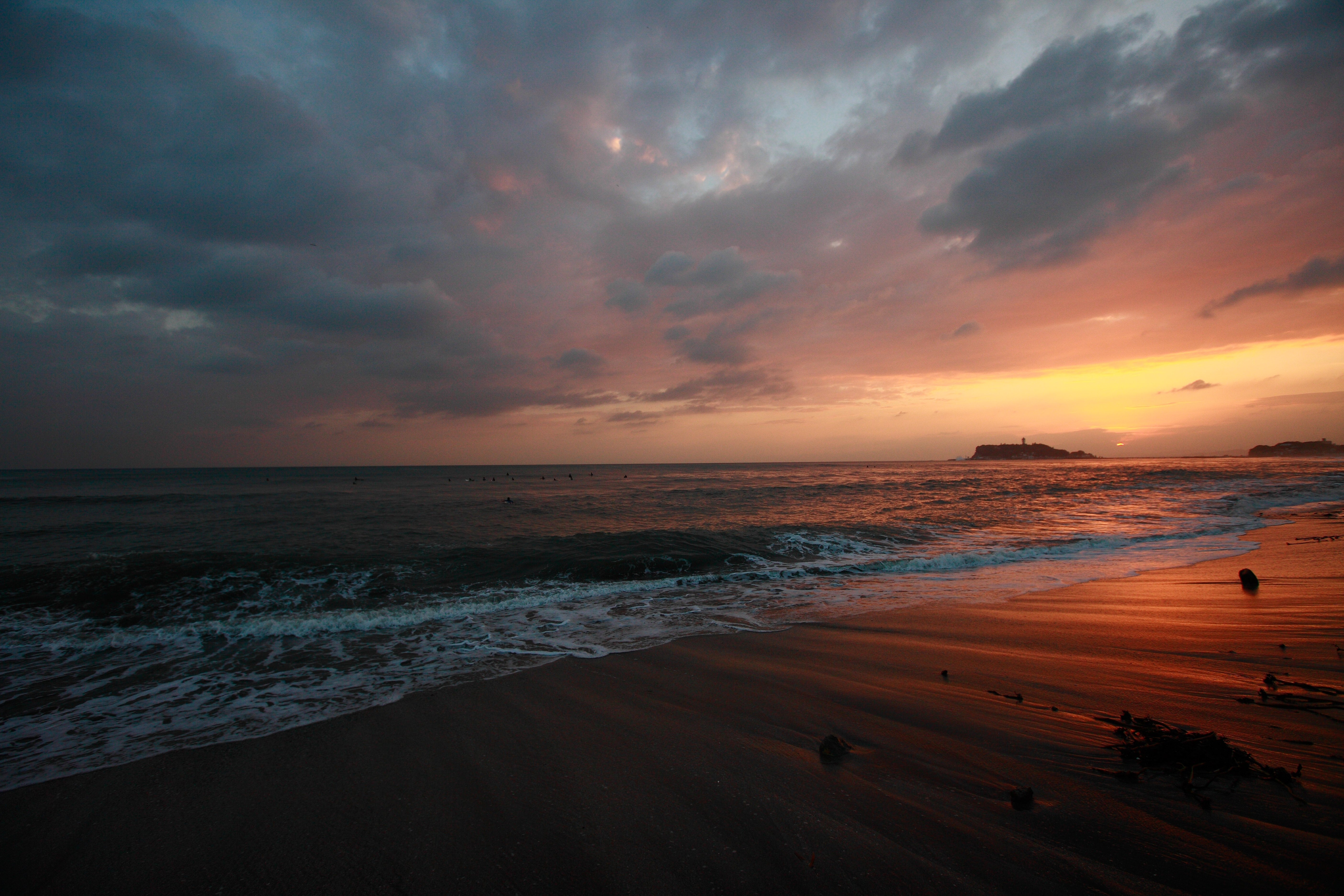 世界が終わるかの様な怪しい夕焼けの江ノ島の写真素材 ぱくたそ