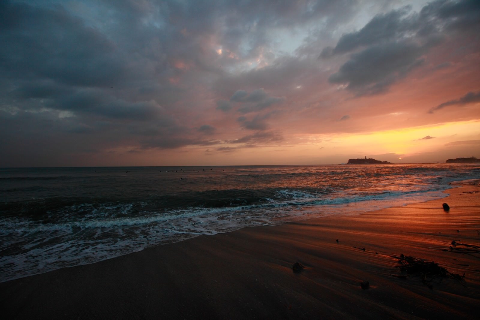 「世界が終わるかの様な怪しい夕焼けの江ノ島 | ぱくたそフリー素材」の写真