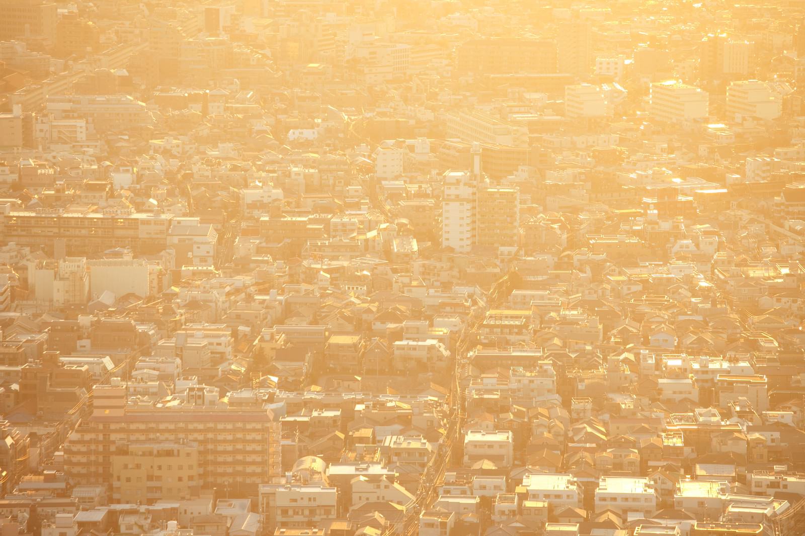 「夕焼けに染まる東京住宅街 | フリー素材のぱくたそ」の写真
