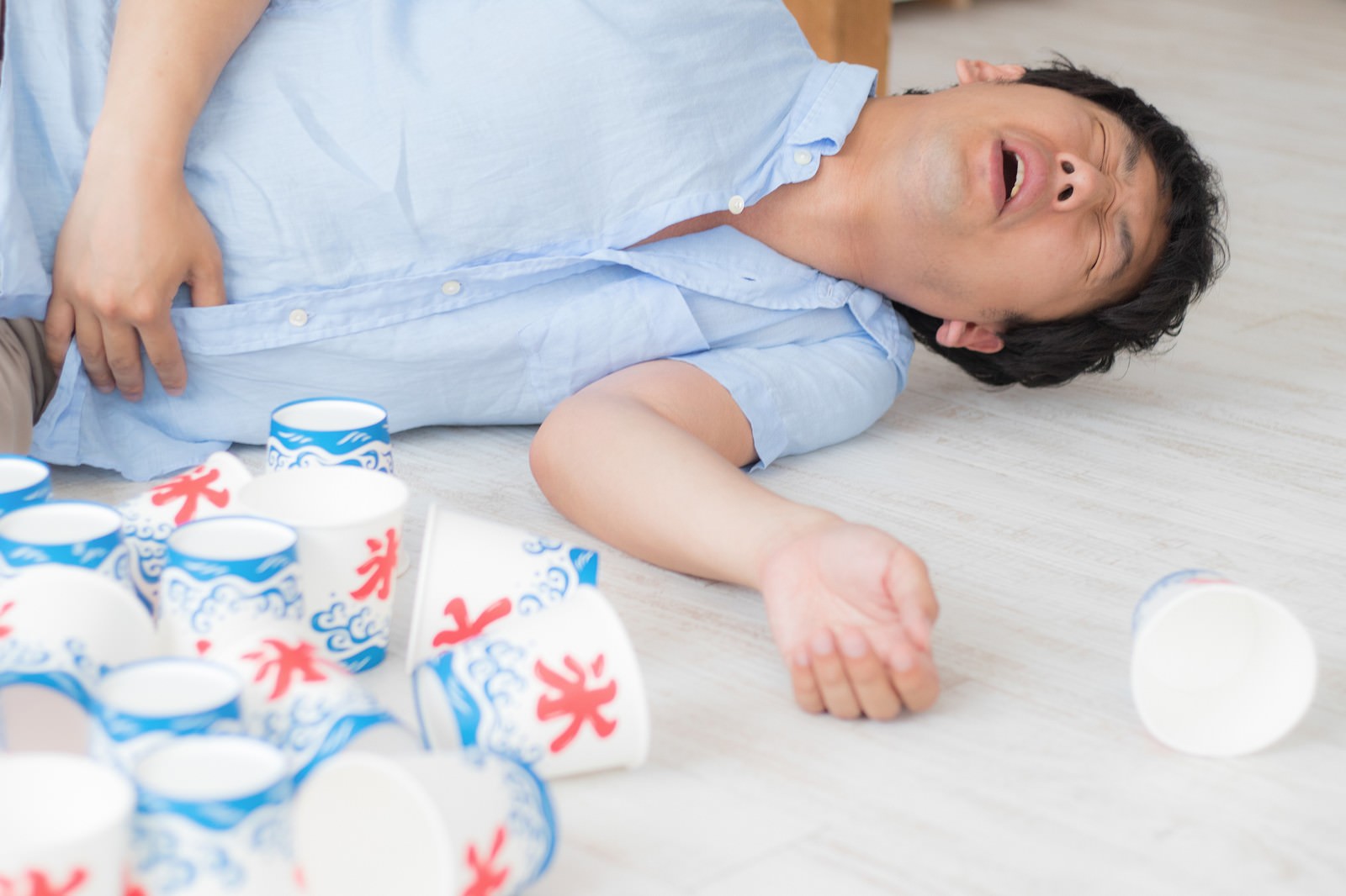 「夏のかき氷の食べ過ぎ注意」の写真［モデル：大川竜弥］