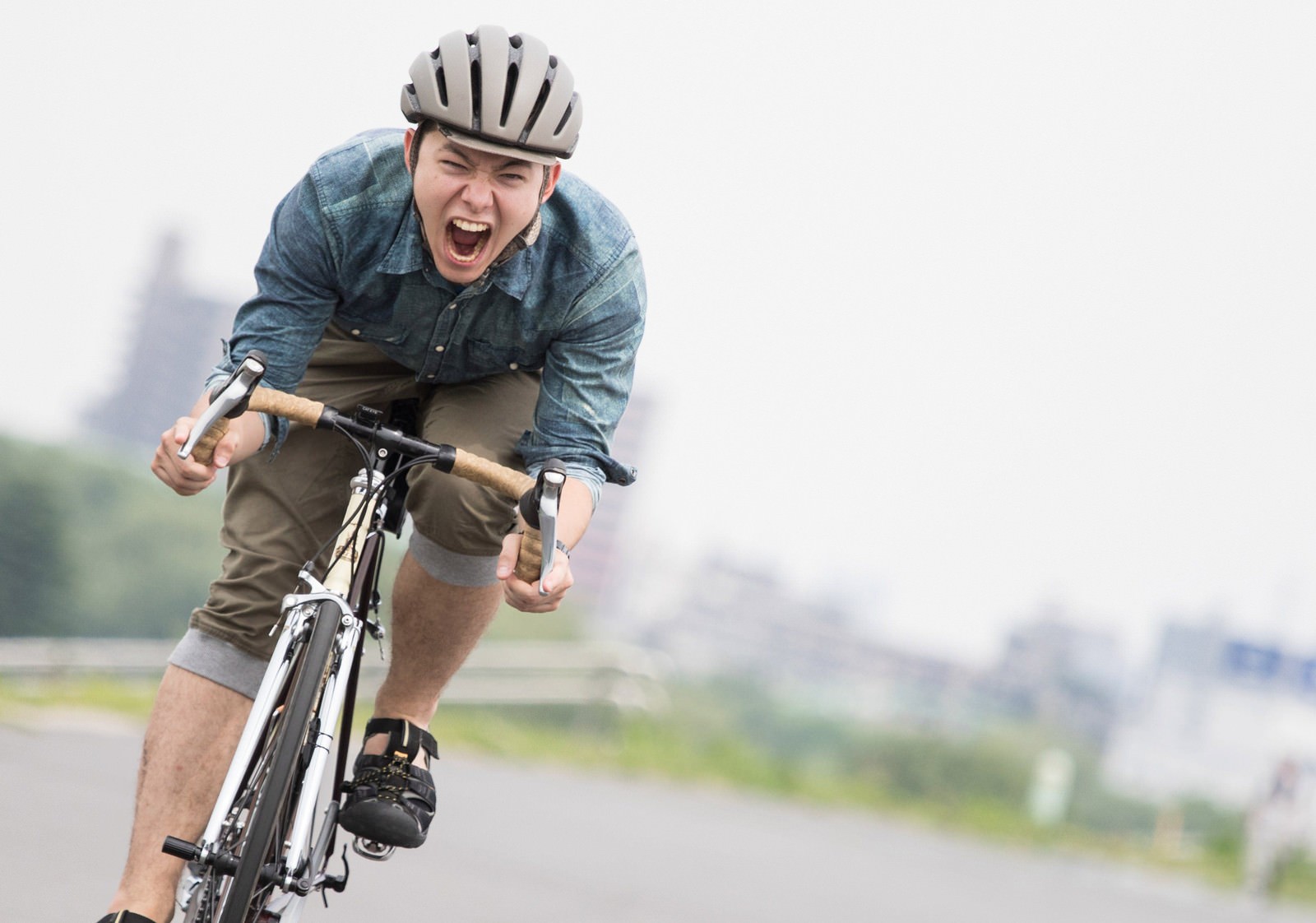 「最速派手を目指す自転車男子最速派手を目指す自転車男子」［モデル：けんたさん］のフリー写真素材を拡大