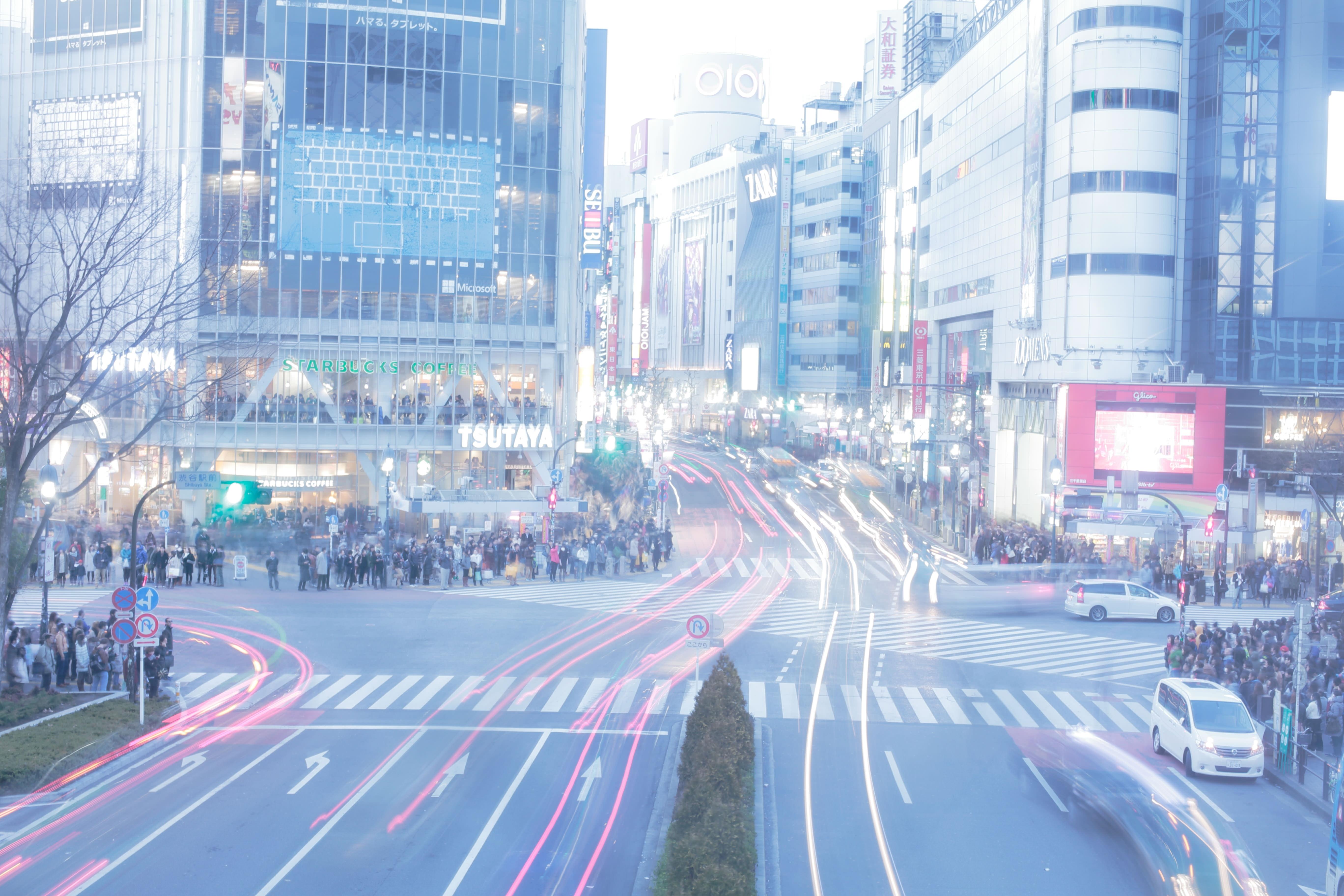 レトロな雰囲気が残る未来っぽい渋谷スクランブル交差点のフリー素材 ぱくたそ