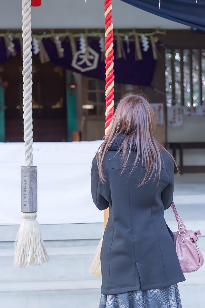 神社で参拝する女性の写真 画像 フリー素材 ぱくたそ