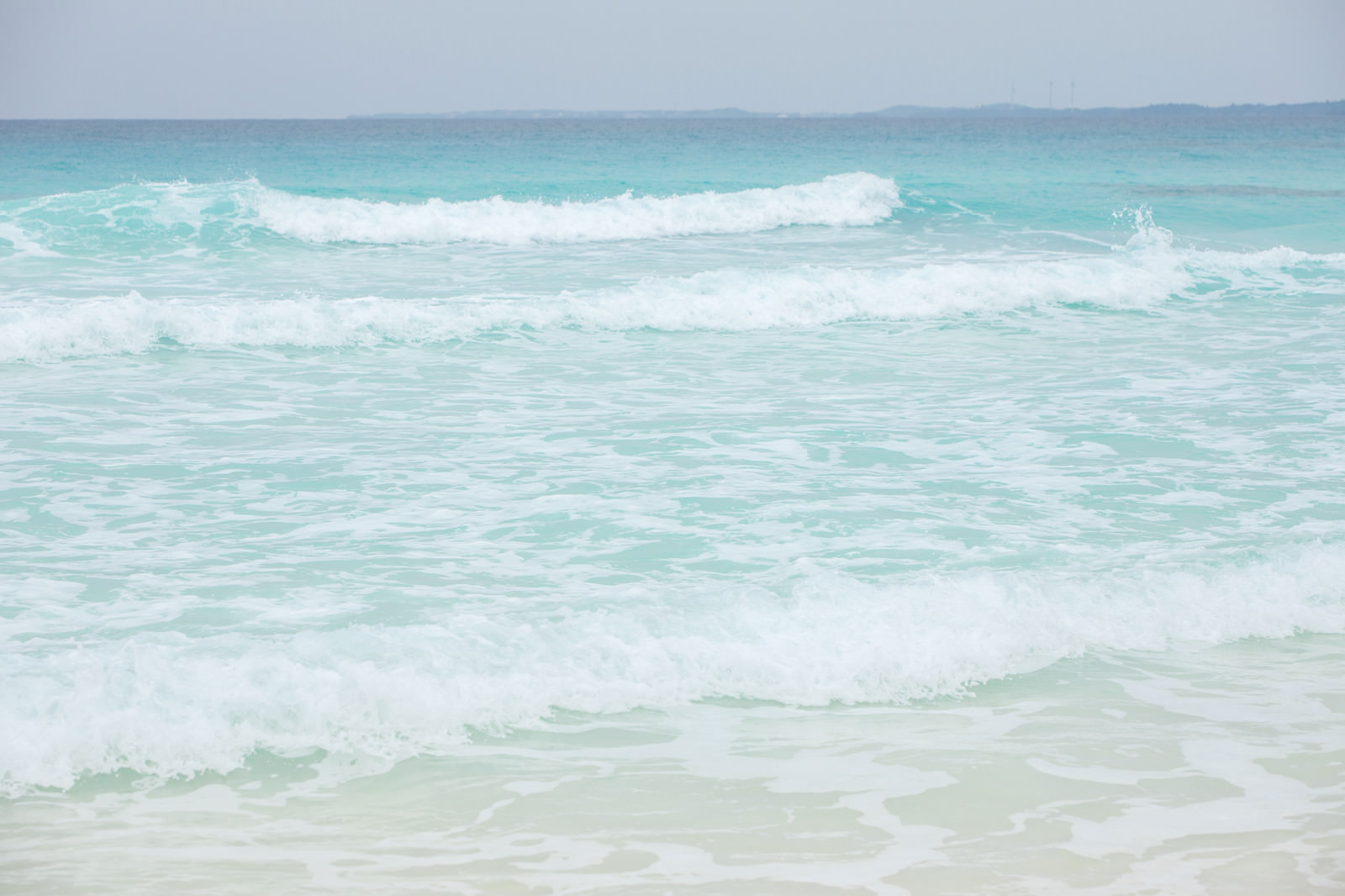 エメラルドグリーンの海と波の写真を無料ダウンロード フリー素材 ぱくたそ