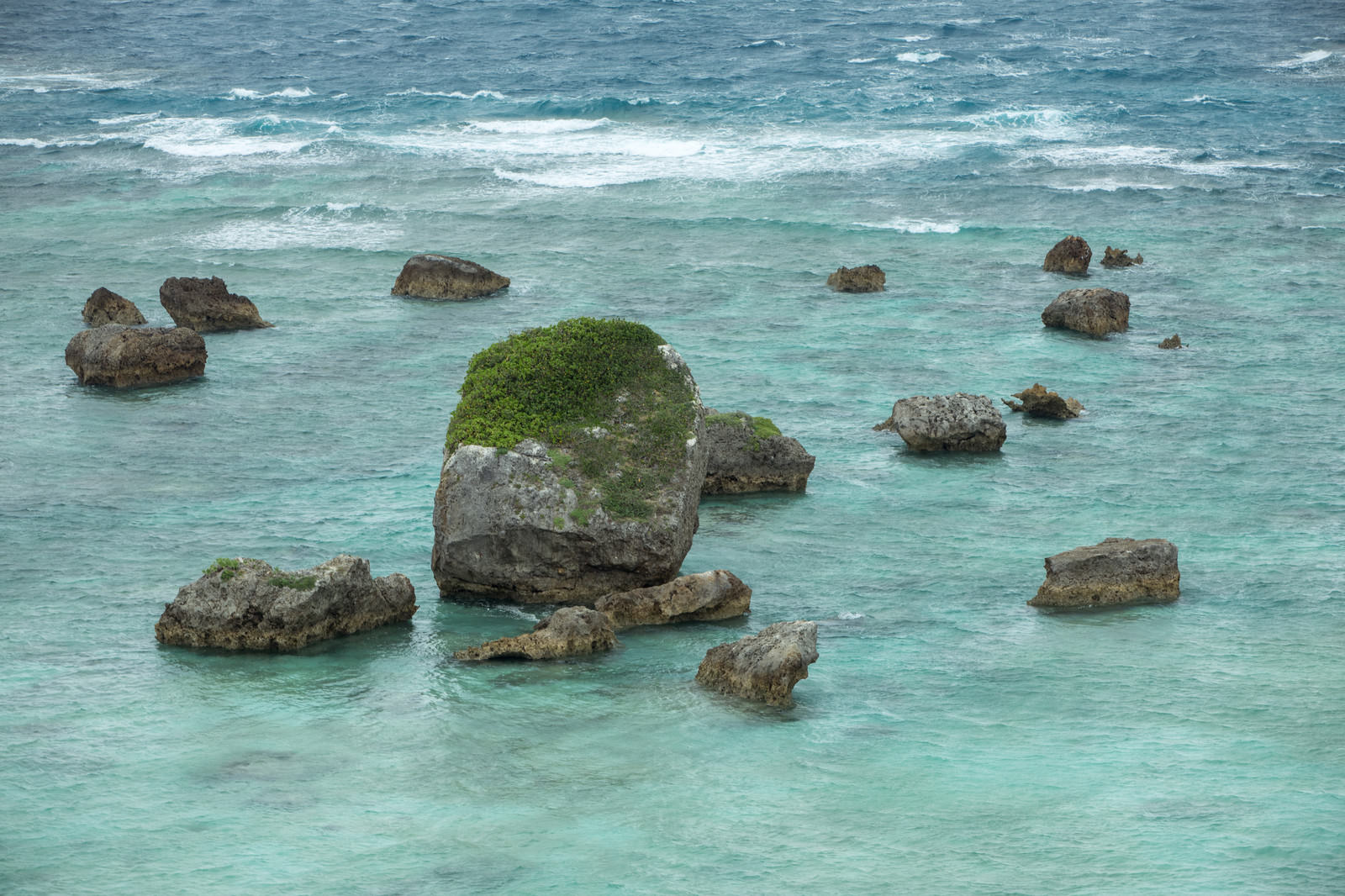 「宮古島の海と岩 | フリー素材のぱくたそ」の写真