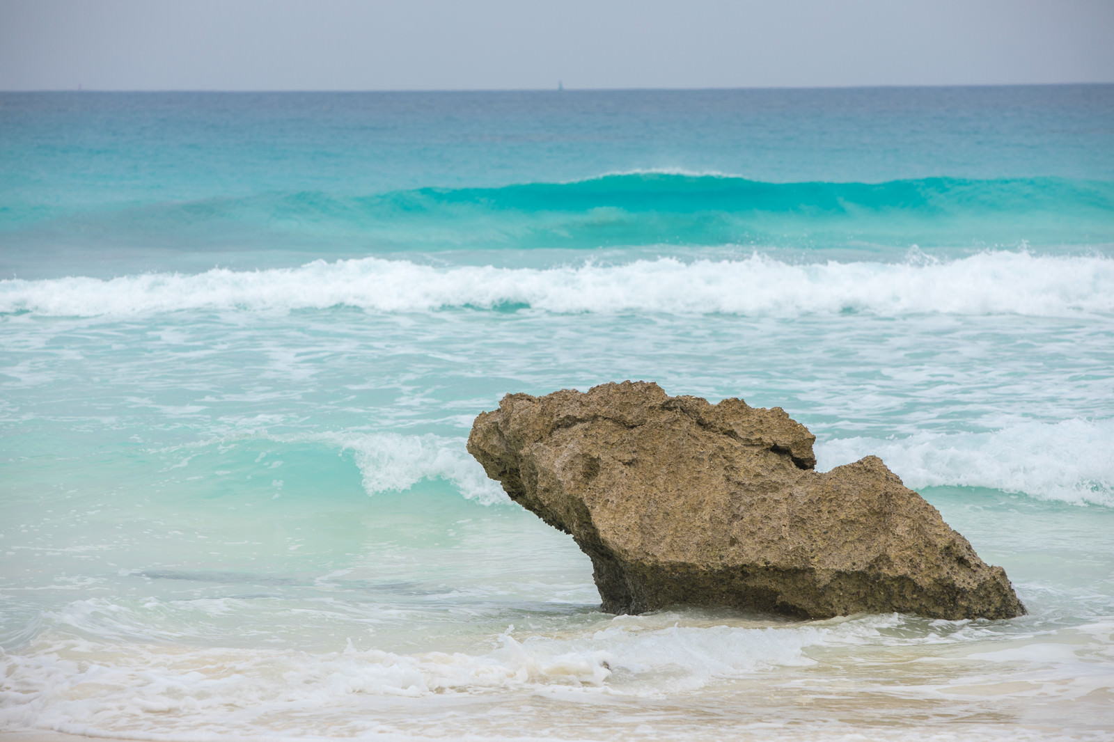 「宮古島の海と砂浜の岩 | フリー素材のぱくたそ」の写真