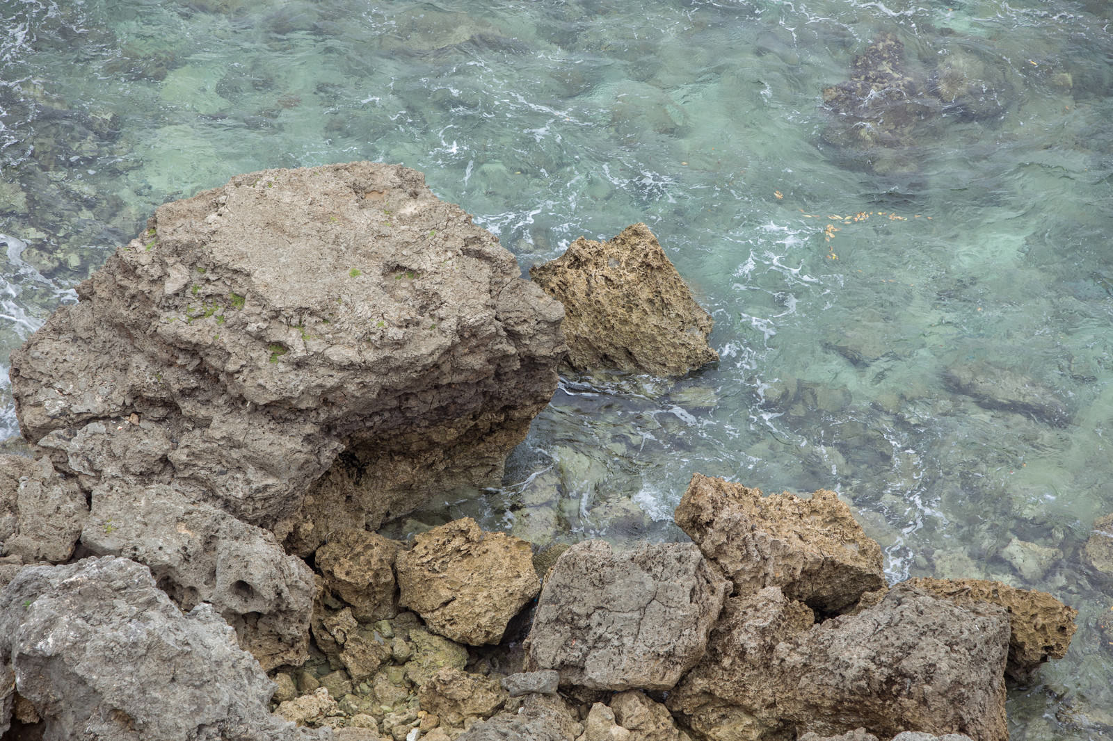 崖下の海の写真素材 ぱくたそ