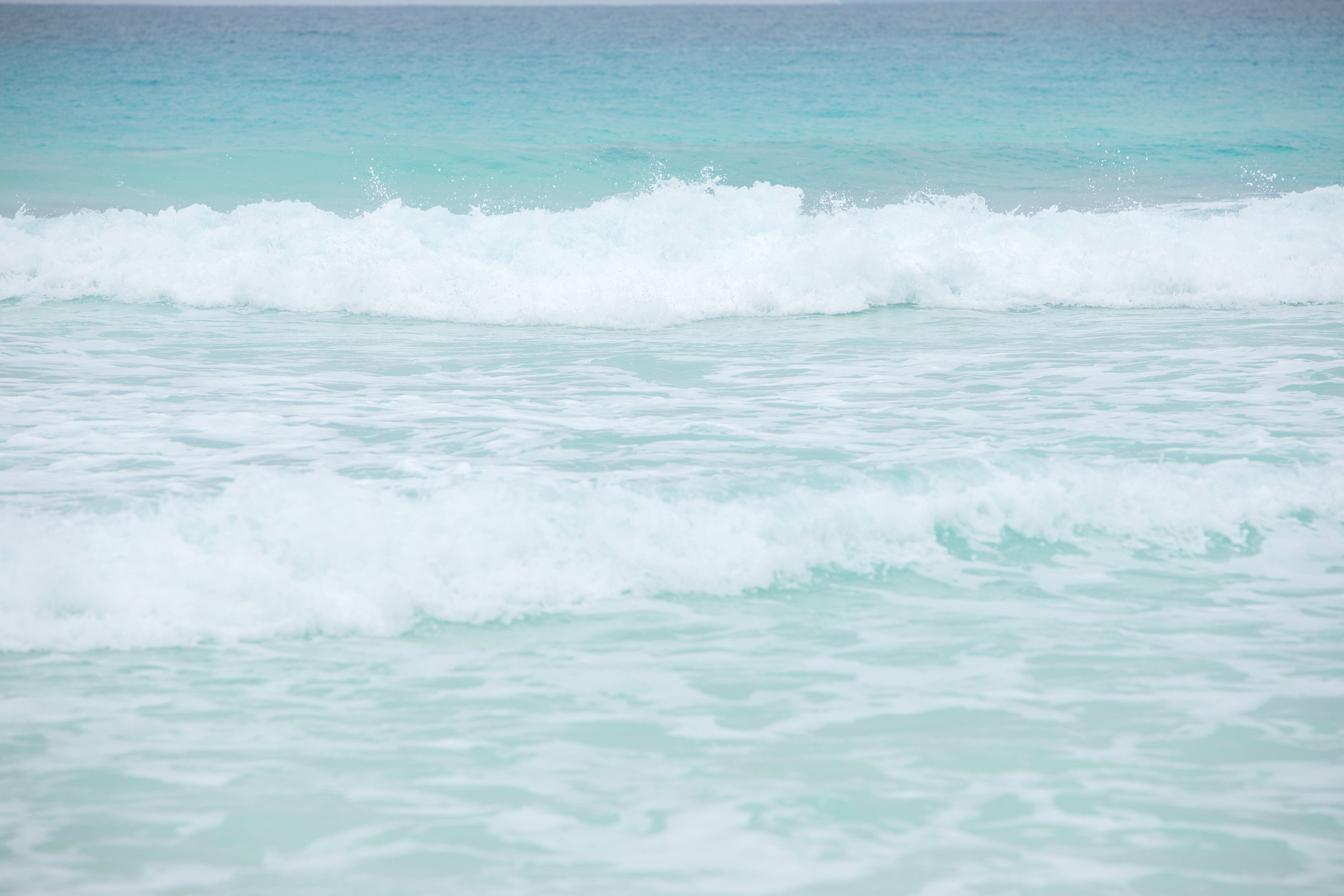 エメラルドの海と波しぶきの写真素材 - ぱくたそ