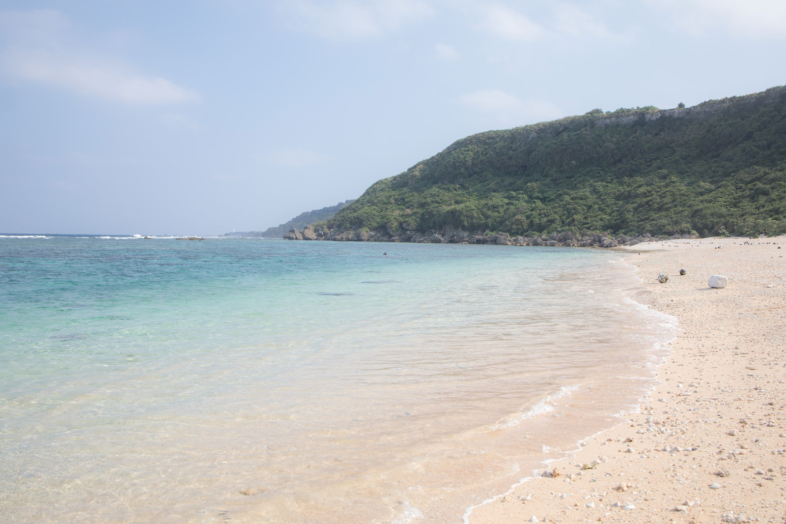 「白い砂浜と青いビーチ」