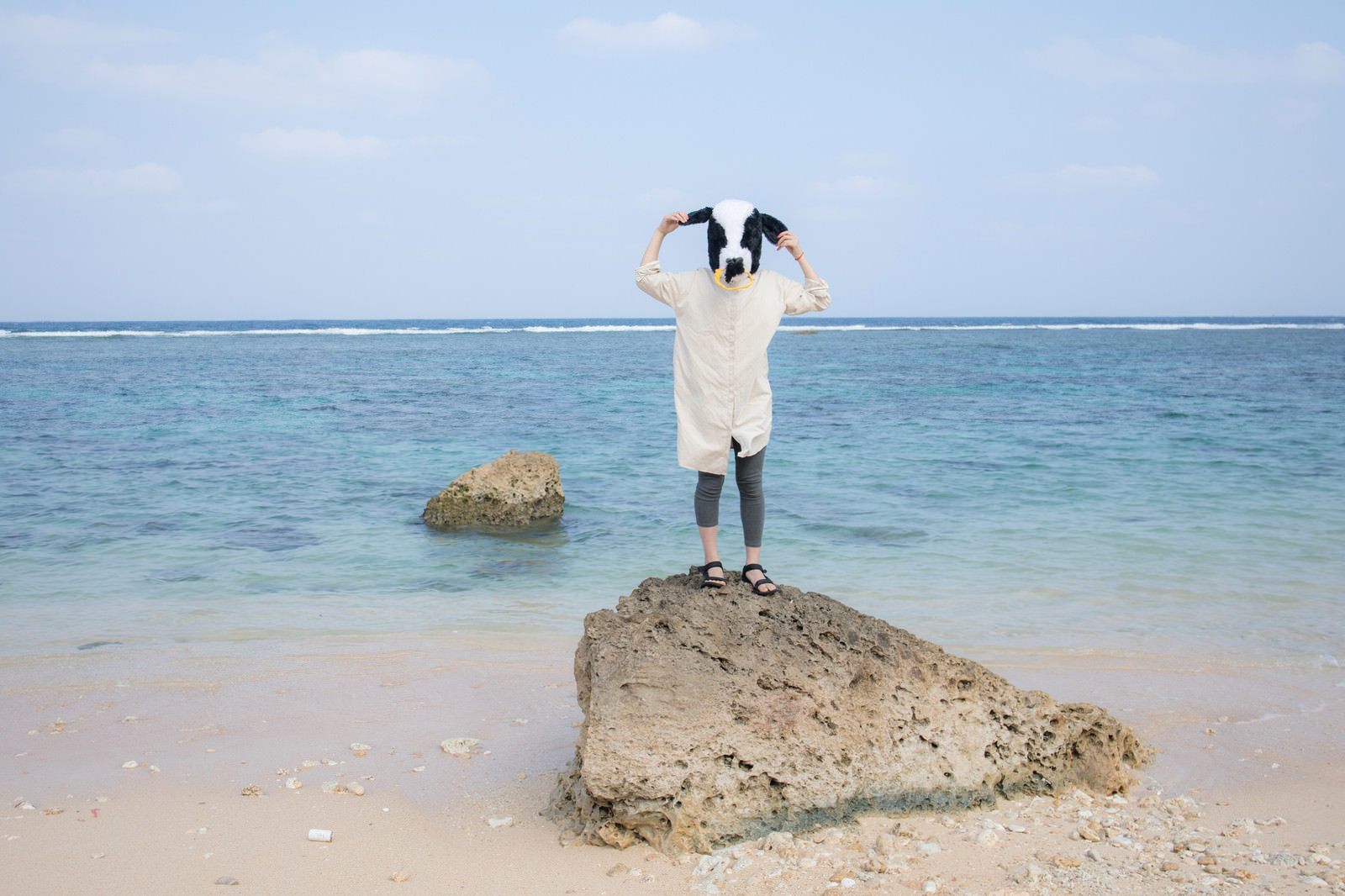 「宮古島の透き通る海を見てうかれる牛の彼女 | フリー素材のぱくたそ」の写真［モデル：古性のっち］