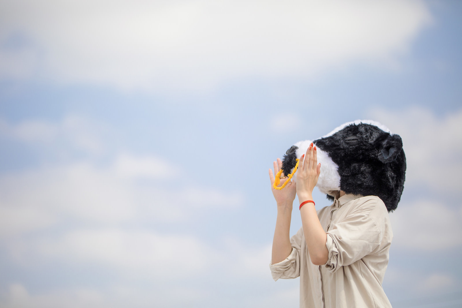 空に向かって叫ぶ牛女のフリー素材