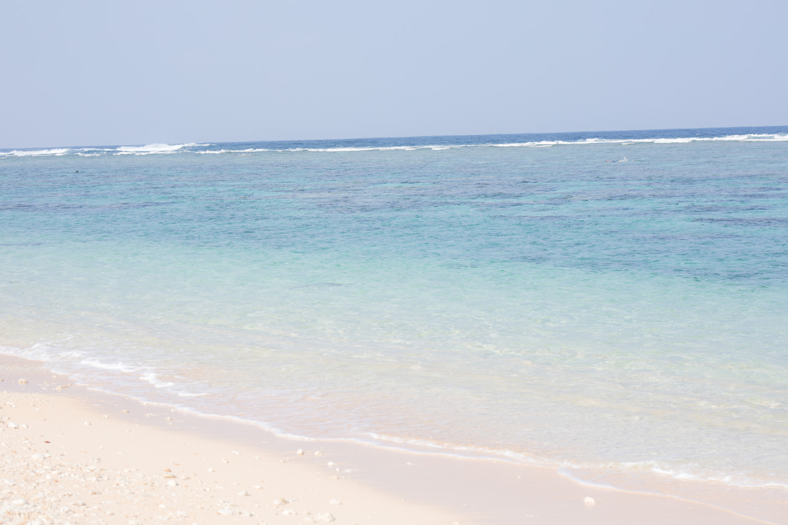 「白い砂浜と宮古島の海」の写真