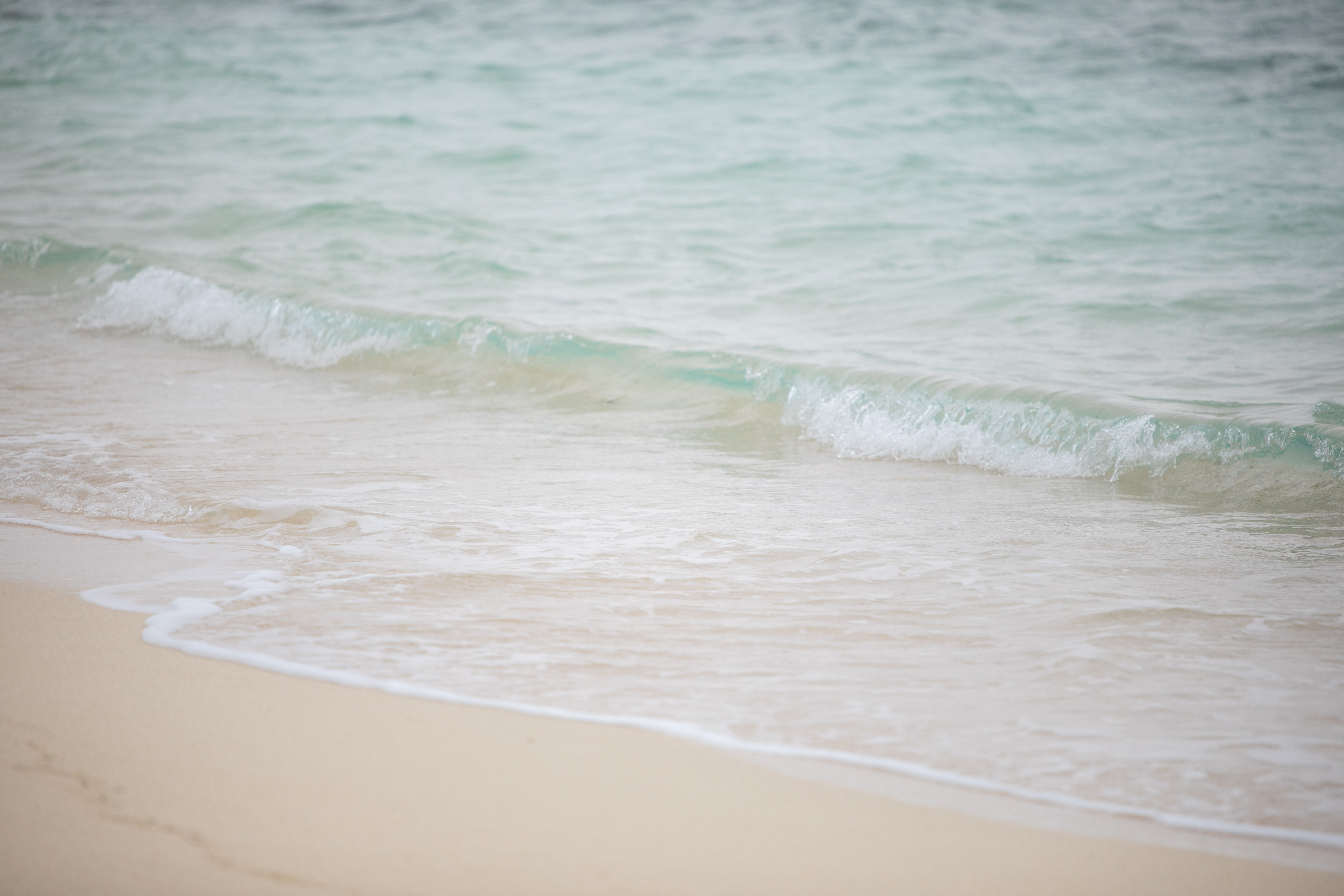 綺麗な海と波打ち際の写真を無料ダウンロード フリー素材 ぱくたそ