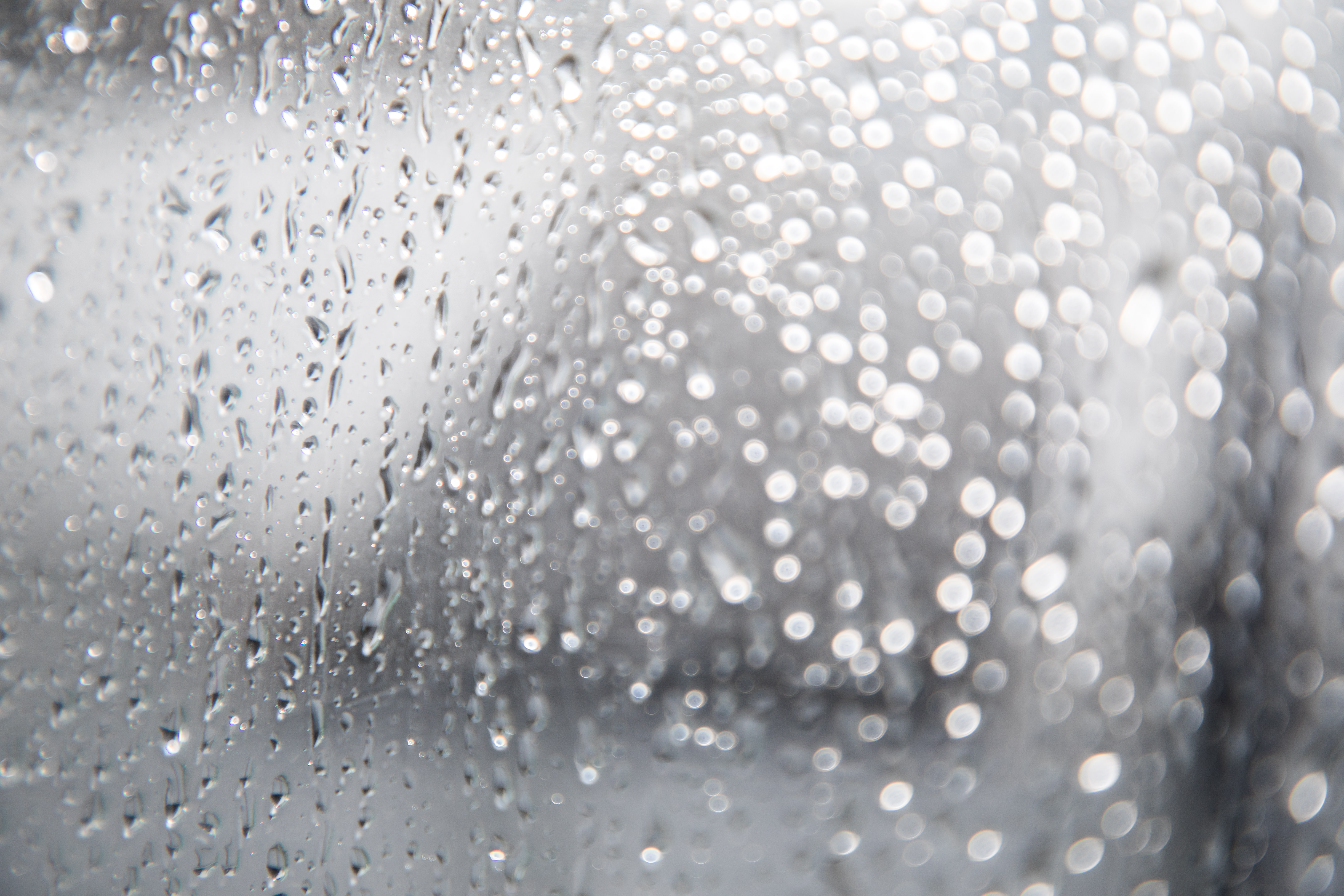 窓につく雨の水滴の写真を無料ダウンロード フリー素材 ぱくたそ