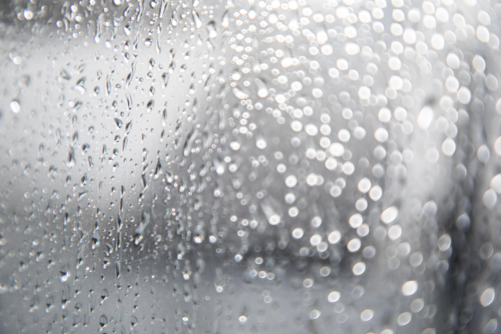 「窓につく雨の水滴 | フリー素材のぱくたそ」の写真