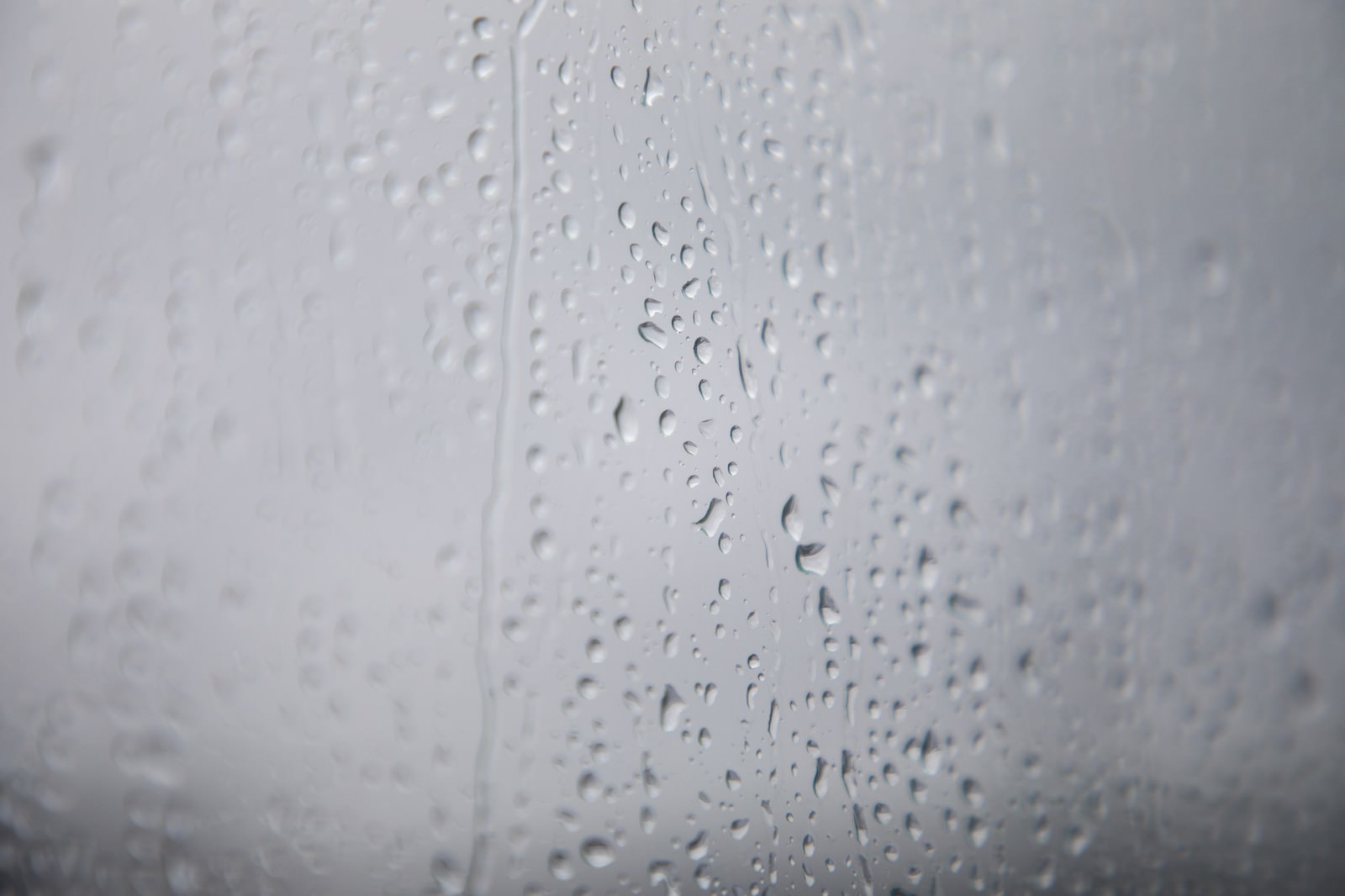 窓ガラスと雨の水滴の写真 画像 フリー素材 ぱくたそ