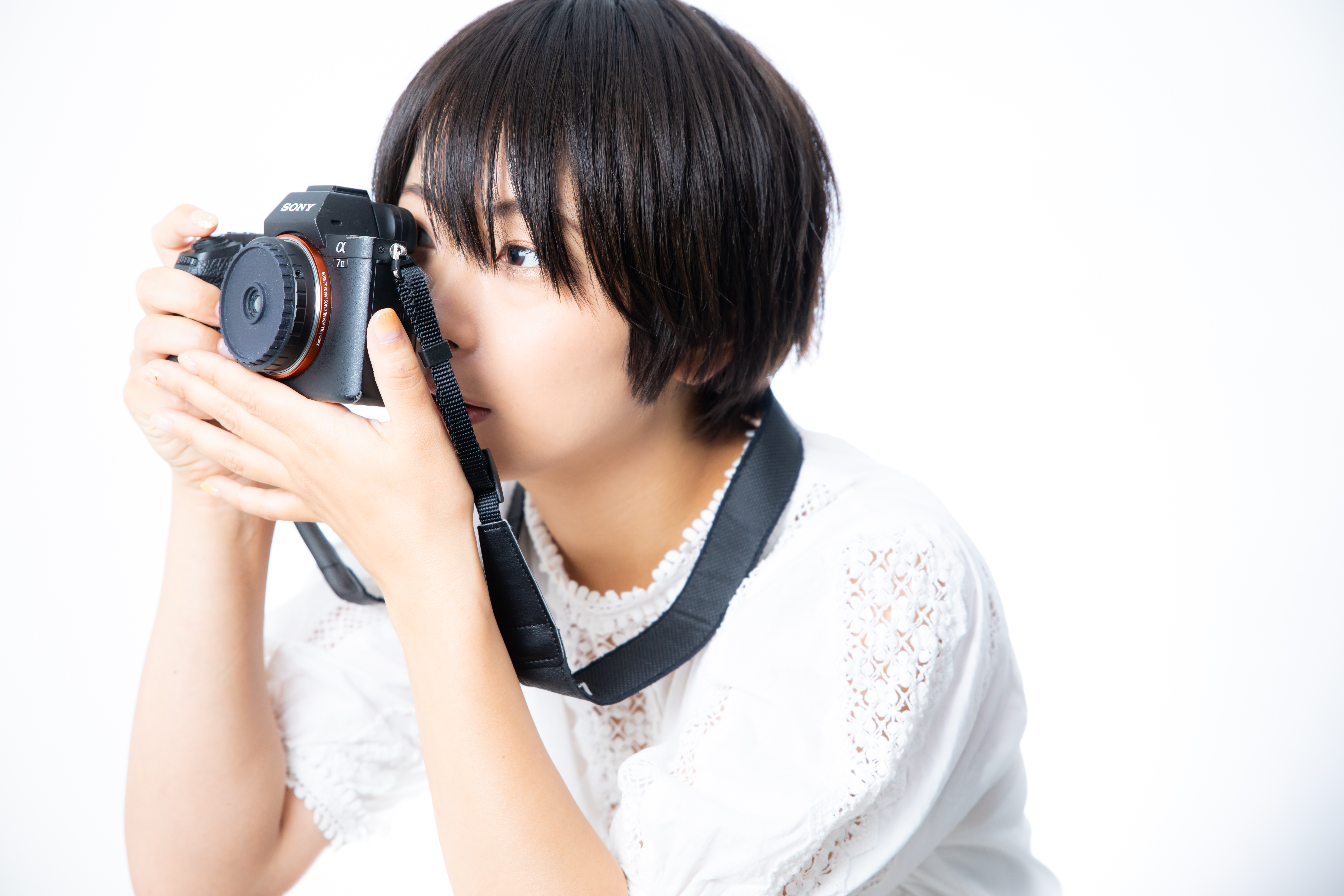 ファインダーを覗きながら構図を決める女子カメの写真素材 ぱくたそ