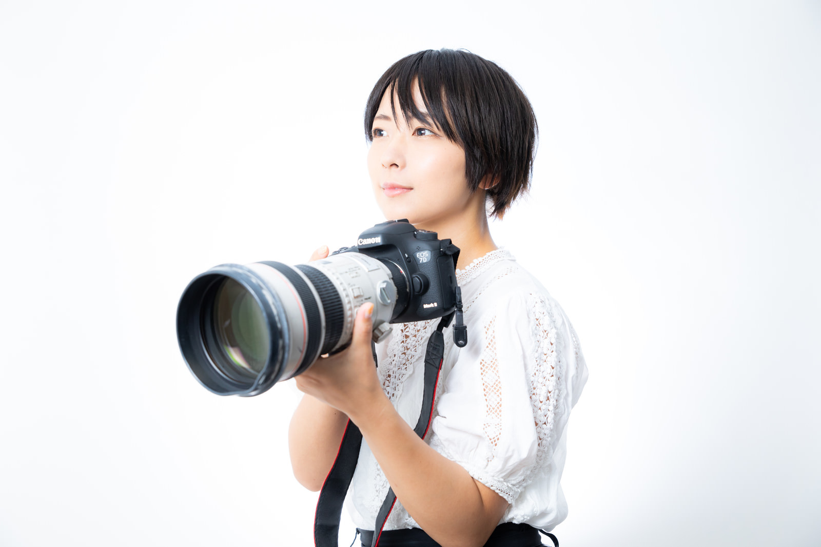 白レンズを持参して満足げのカメラ女子の写真を無料ダウンロード フリー素材 ぱくたそ