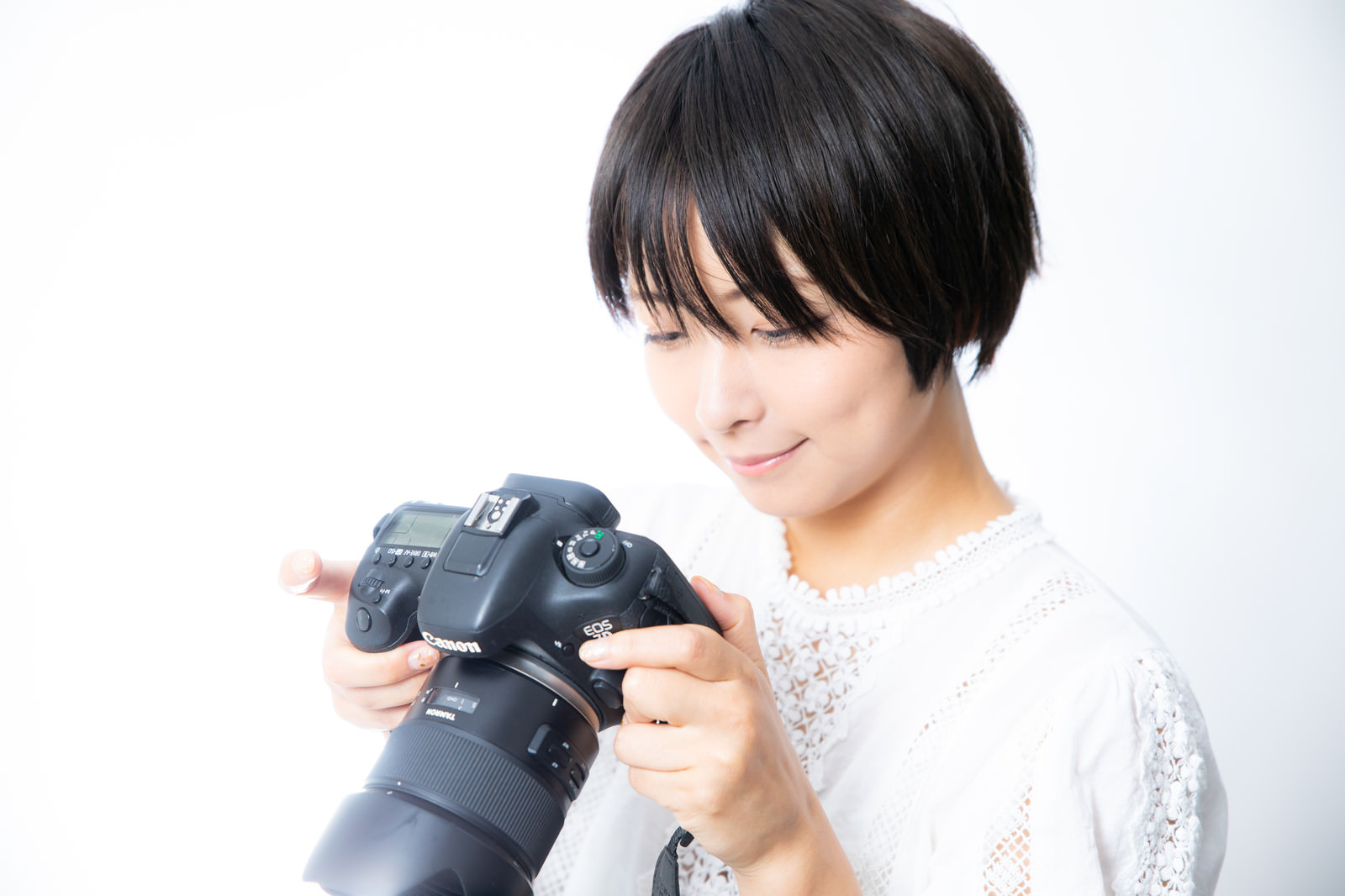 撮影した写真を確認するカメラ女子の写真を無料ダウンロード フリー素材 ぱくたそ