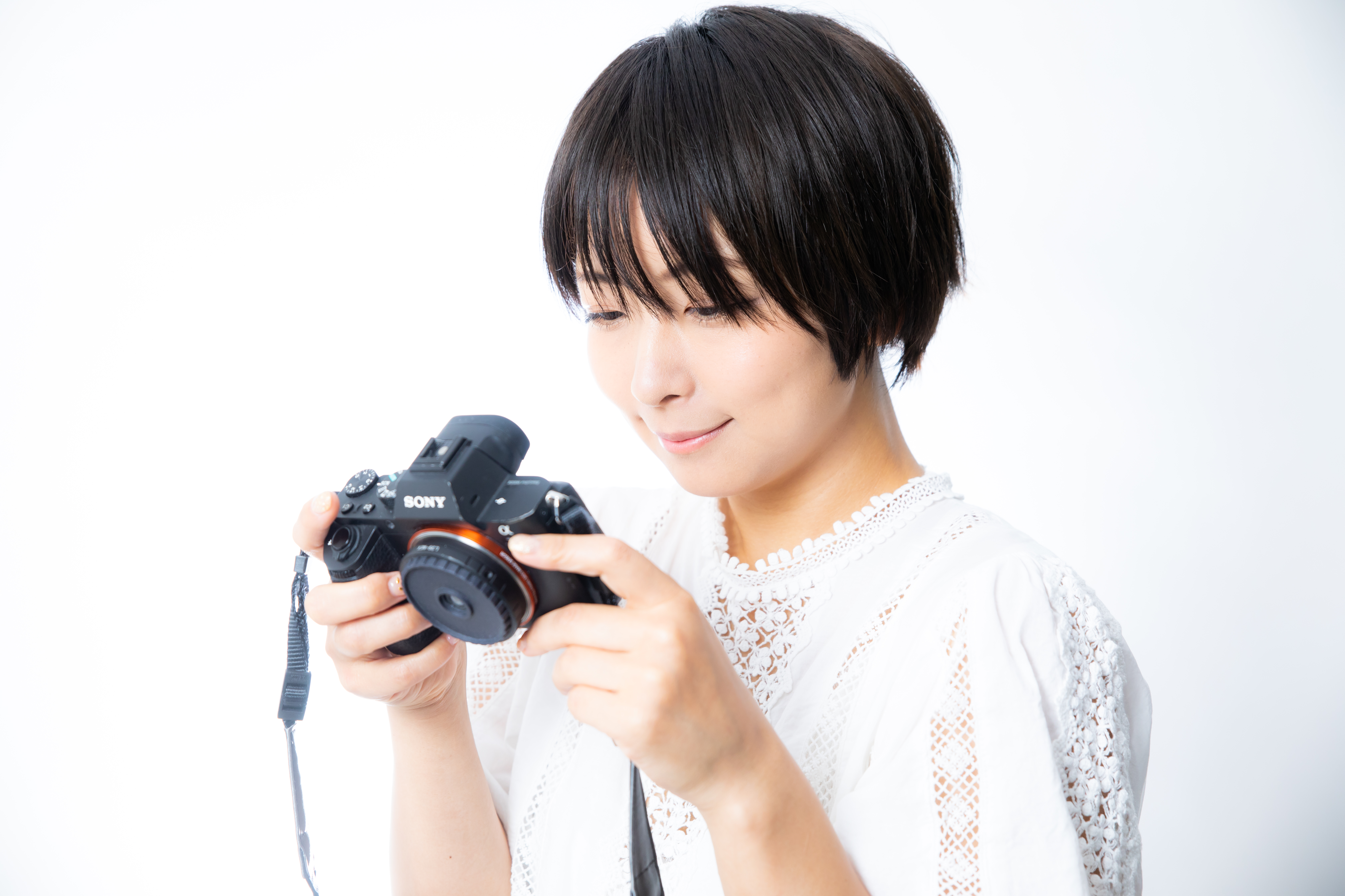 満足気な写真が撮れて笑みが溢れるカメラ女子の写真素材 ぱくたそ